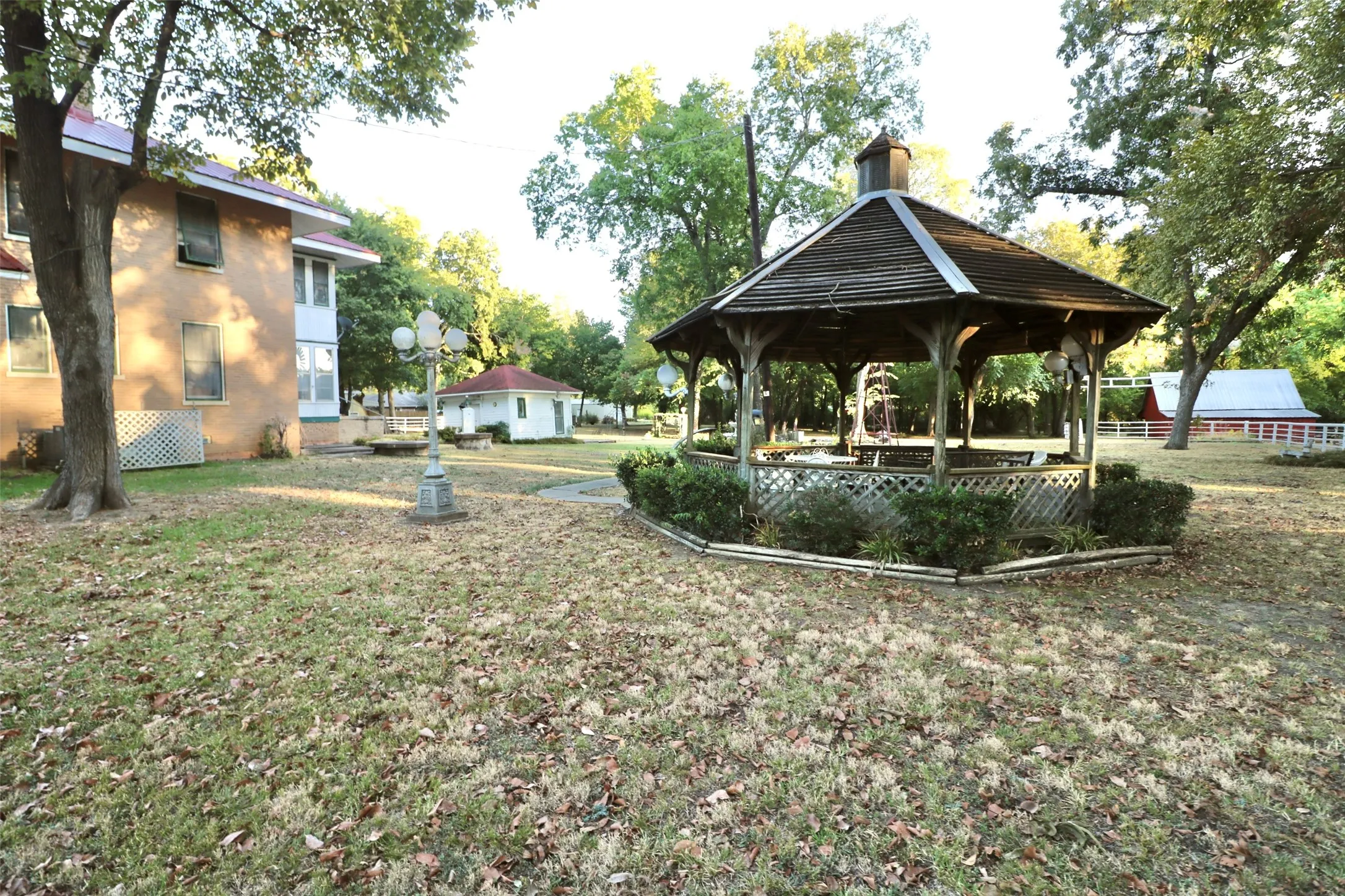 Single Family Residence For Sale in Lamar County , 307 Honey Grove St, Roxton, Texas 75477, 4 Bedroom, 2 Bathroom, 2 Garage spaces, 3,489 Sqft, built in 1912, mls#21383635, Real Estate Agent in Roxton, Homes For Sale in Lamar county, Homes For Sale in Roxton, Realtor in Roxton Texas, Real Estate Brokerage Independent Realty Texas, Luminita Cordes Realtor