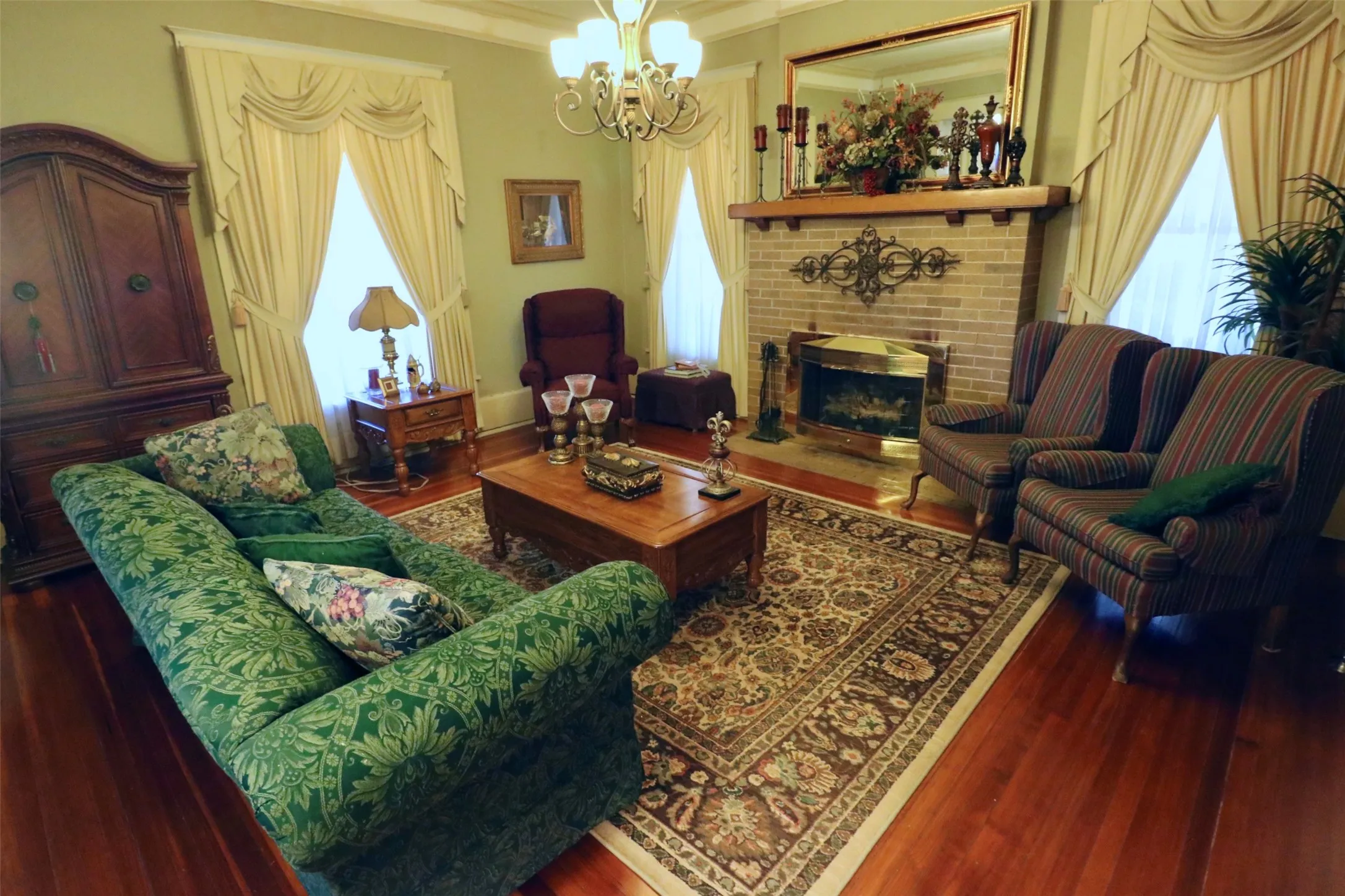 Single Family Residence For Sale in Lamar County , 307 Honey Grove St, Roxton, Texas 75477, 4 Bedroom, 2 Bathroom, 2 Garage spaces, 3,489 Sqft, built in 1912, mls#21383635, Real Estate Agent in Roxton, Homes For Sale in Lamar county, Homes For Sale in Roxton, Realtor in Roxton Texas, Real Estate Brokerage Independent Realty Texas, Luminita Cordes Realtor