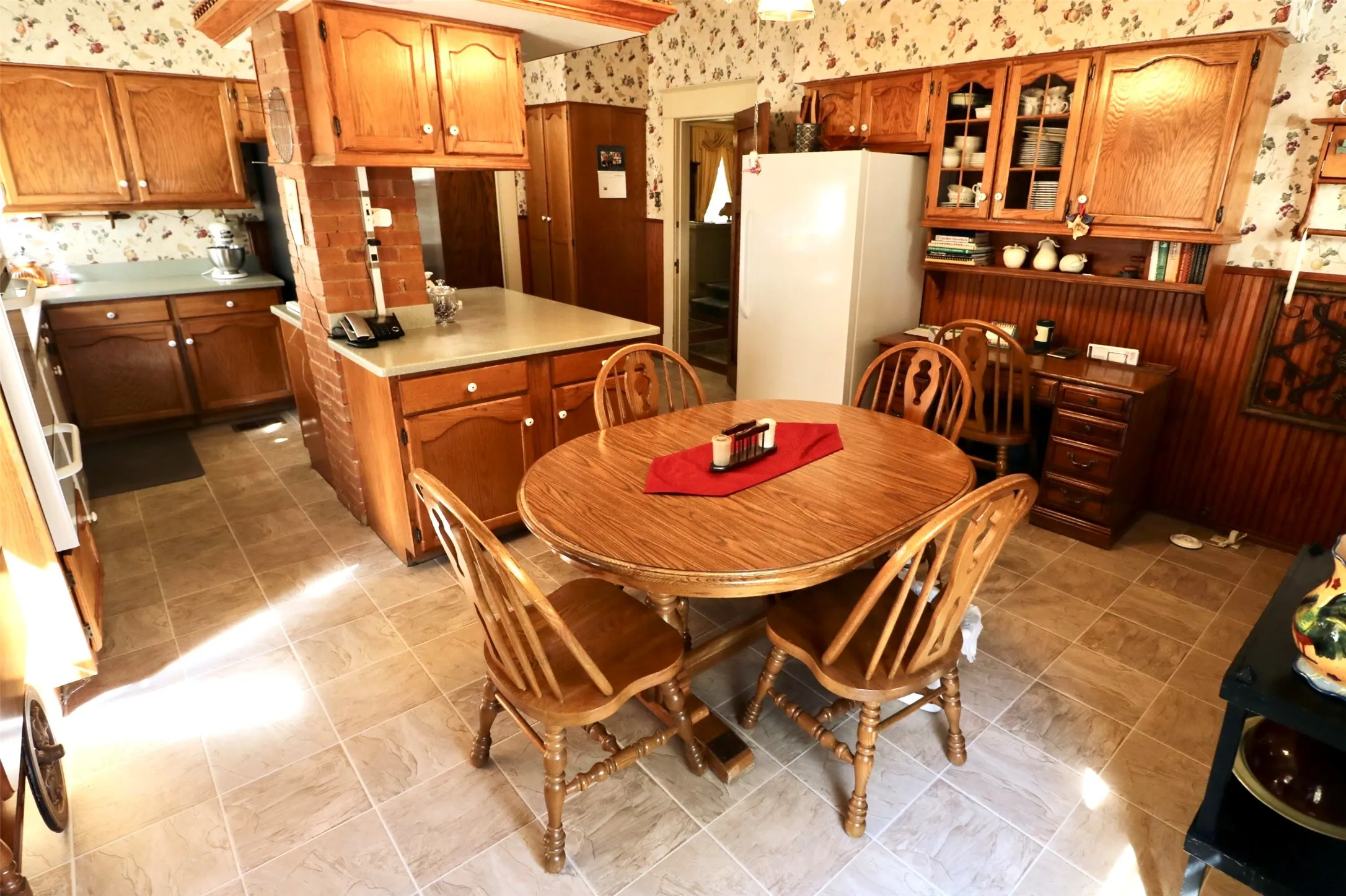 Single Family Residence For Sale in Lamar County , 307 Honey Grove St, Roxton, Texas 75477, 4 Bedroom, 2 Bathroom, 2 Garage spaces, 3,489 Sqft, built in 1912, mls#21383635, Real Estate Agent in Roxton, Homes For Sale in Lamar county, Homes For Sale in Roxton, Realtor in Roxton Texas, Real Estate Brokerage Independent Realty Texas, Luminita Cordes Realtor