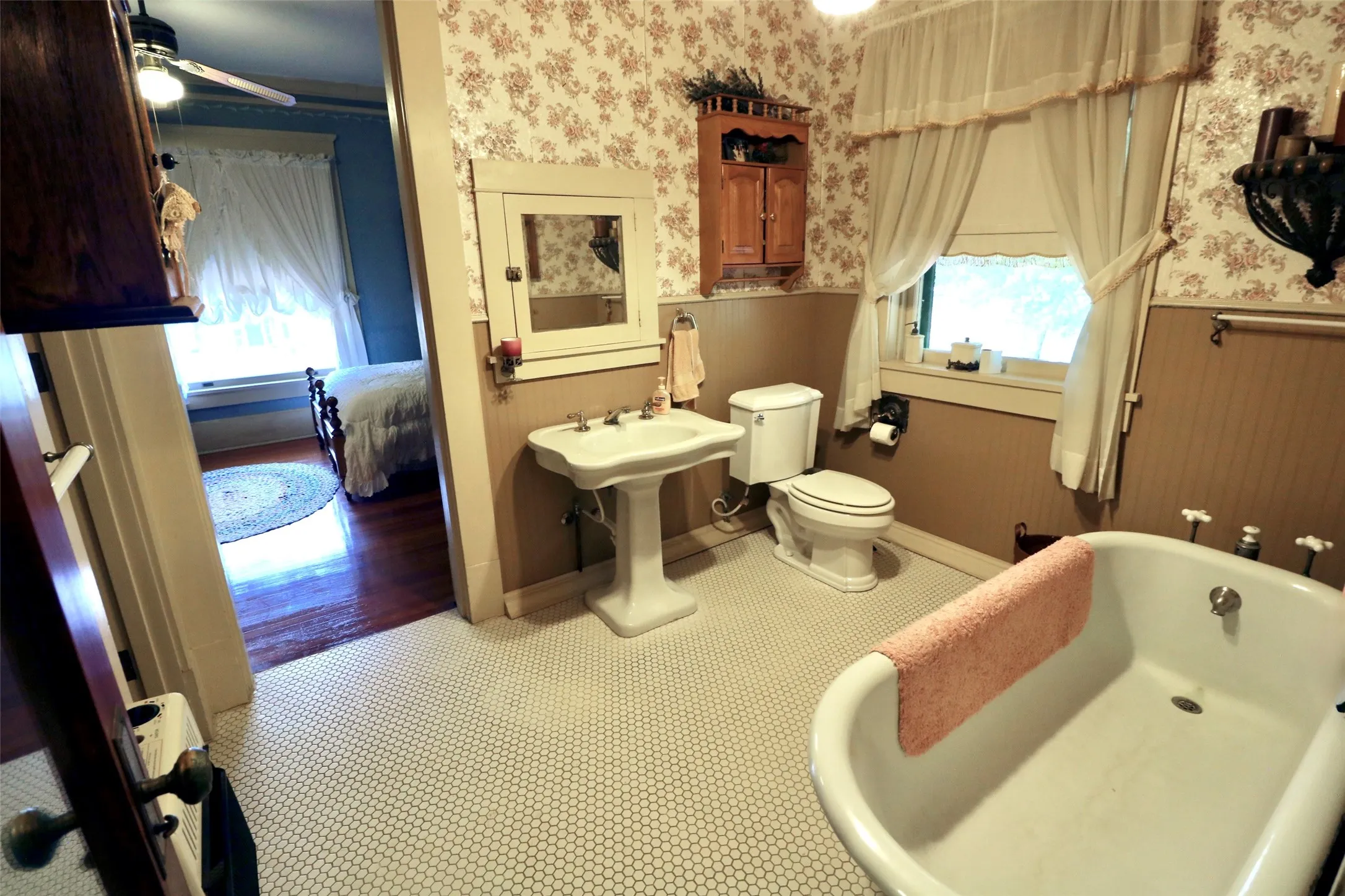 Single Family Residence For Sale in Lamar County , 307 Honey Grove St, Roxton, Texas 75477, 4 Bedroom, 2 Bathroom, 2 Garage spaces, 3,489 Sqft, built in 1912, mls#21383635, Real Estate Agent in Roxton, Homes For Sale in Lamar county, Homes For Sale in Roxton, Realtor in Roxton Texas, Real Estate Brokerage Independent Realty Texas, Luminita Cordes Realtor