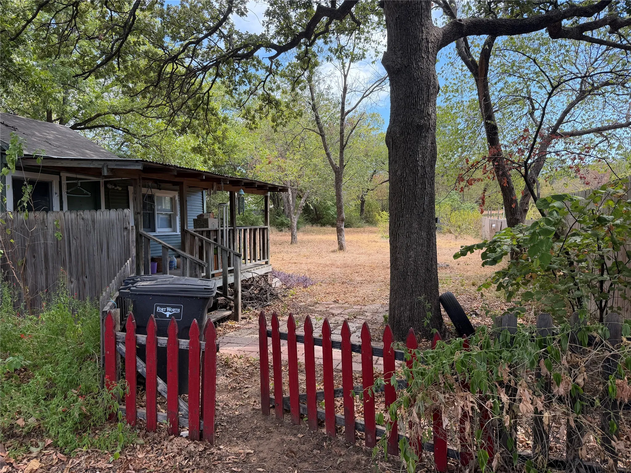 Single Family Residence For Sale in Tarrant County , 2813 Milam Street, Fort Worth, Texas 76112, 2 Bedroom, 1 Bathroom, Garage spaces, 1,042 Sqft, built in 1920, mls#21386259, Real Estate Agent in Fort Worth, Homes For Sale in Tarrant county, Homes For Sale in Fort Worth, Realtor in Fort Worth Texas, Real Estate Brokerage Independent Realty Texas, Luminita Cordes Realtor