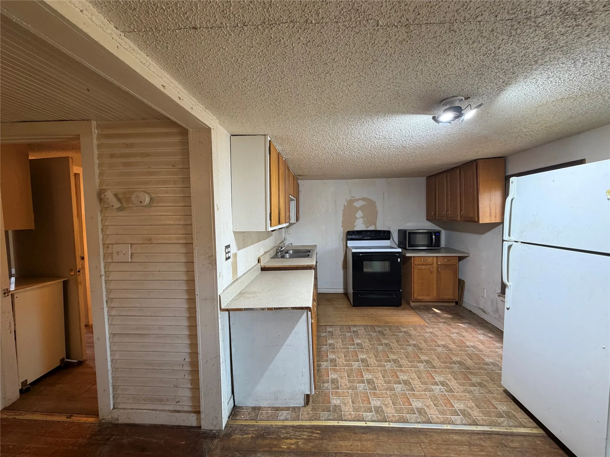 Single Family Residence For Sale in Tarrant County , 2813 Milam Street, Fort Worth, Texas 76112, 2 Bedroom, 1 Bathroom, Garage spaces, 1,042 Sqft, built in 1920, mls#21386259, Real Estate Agent in Fort Worth, Homes For Sale in Tarrant county, Homes For Sale in Fort Worth, Realtor in Fort Worth Texas, Real Estate Brokerage Independent Realty Texas, Luminita Cordes Realtor