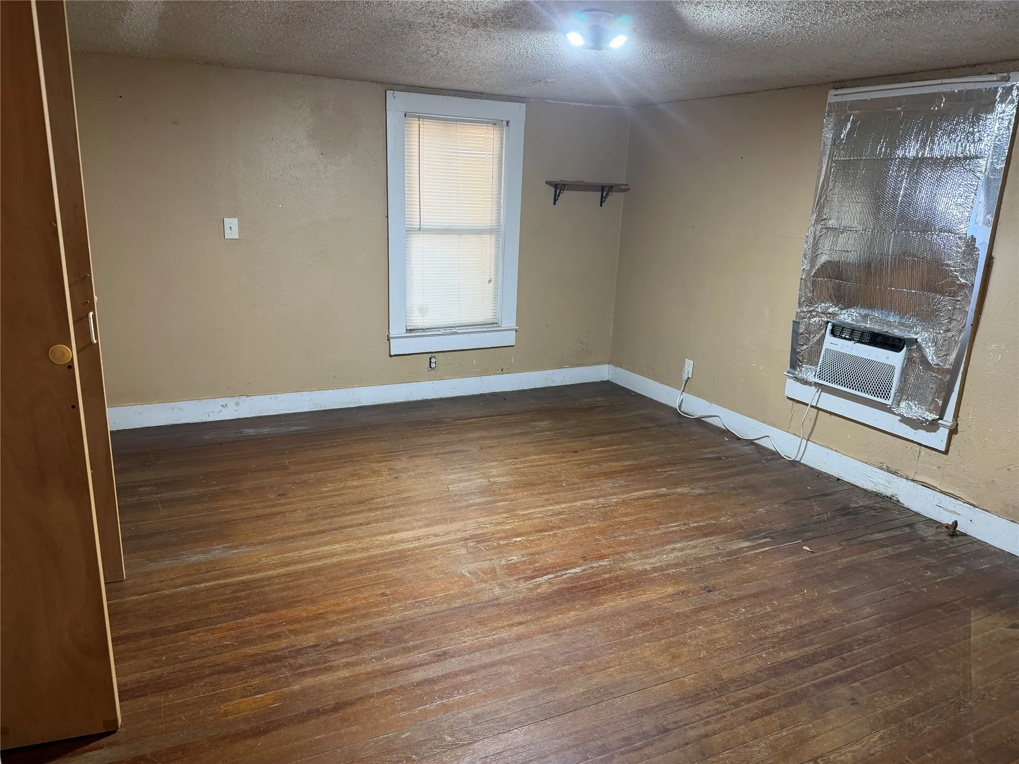 Single Family Residence For Sale in Tarrant County , 2813 Milam Street, Fort Worth, Texas 76112, 2 Bedroom, 1 Bathroom, Garage spaces, 1,042 Sqft, built in 1920, mls#21386259, Real Estate Agent in Fort Worth, Homes For Sale in Tarrant county, Homes For Sale in Fort Worth, Realtor in Fort Worth Texas, Real Estate Brokerage Independent Realty Texas, Luminita Cordes Realtor