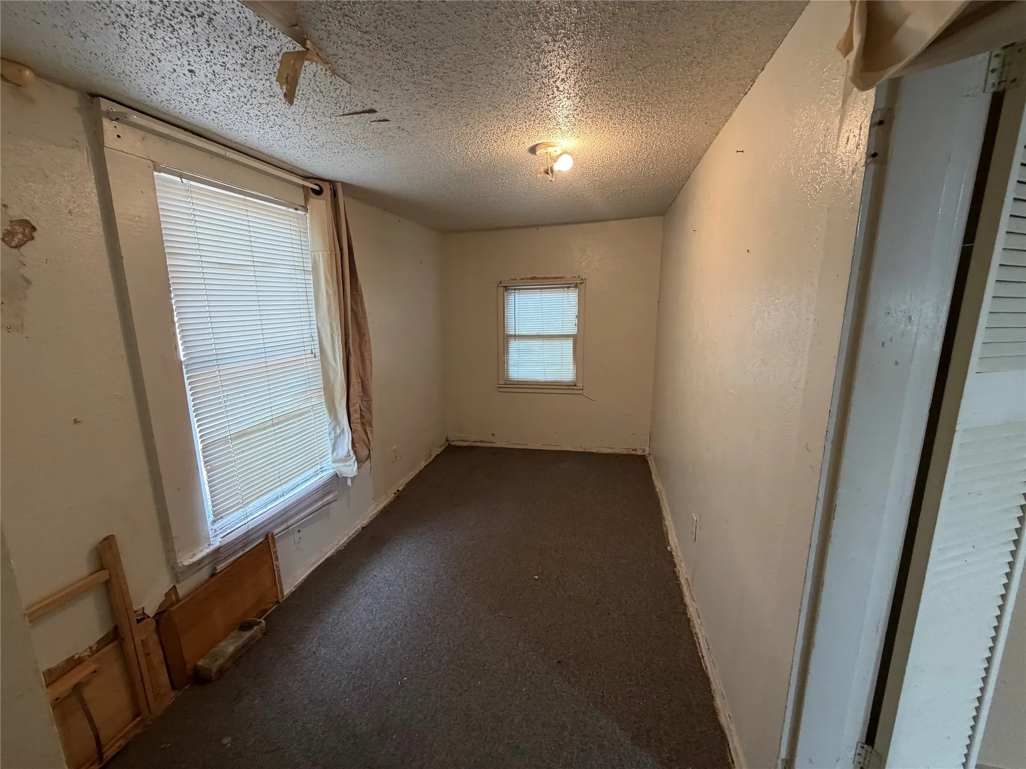 Single Family Residence For Sale in Tarrant County , 2813 Milam Street, Fort Worth, Texas 76112, 2 Bedroom, 1 Bathroom, Garage spaces, 1,042 Sqft, built in 1920, mls#21386259, Real Estate Agent in Fort Worth, Homes For Sale in Tarrant county, Homes For Sale in Fort Worth, Realtor in Fort Worth Texas, Real Estate Brokerage Independent Realty Texas, Luminita Cordes Realtor