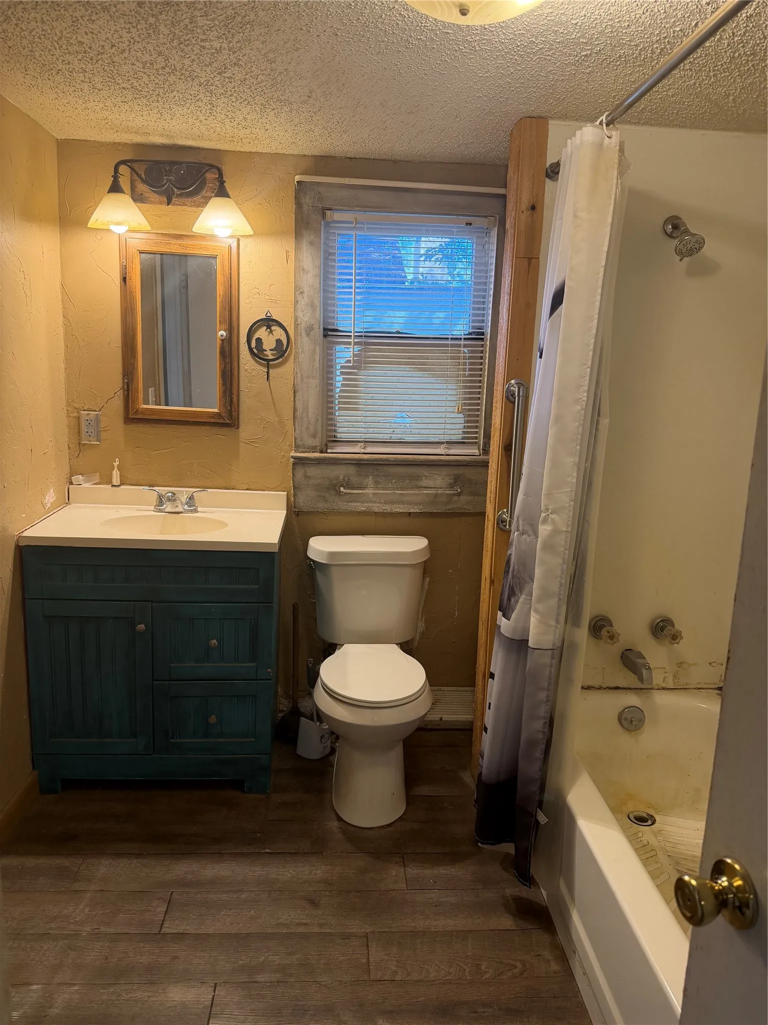 Single Family Residence For Sale in Tarrant County , 2813 Milam Street, Fort Worth, Texas 76112, 2 Bedroom, 1 Bathroom, Garage spaces, 1,042 Sqft, built in 1920, mls#21386259, Real Estate Agent in Fort Worth, Homes For Sale in Tarrant county, Homes For Sale in Fort Worth, Realtor in Fort Worth Texas, Real Estate Brokerage Independent Realty Texas, Luminita Cordes Realtor
