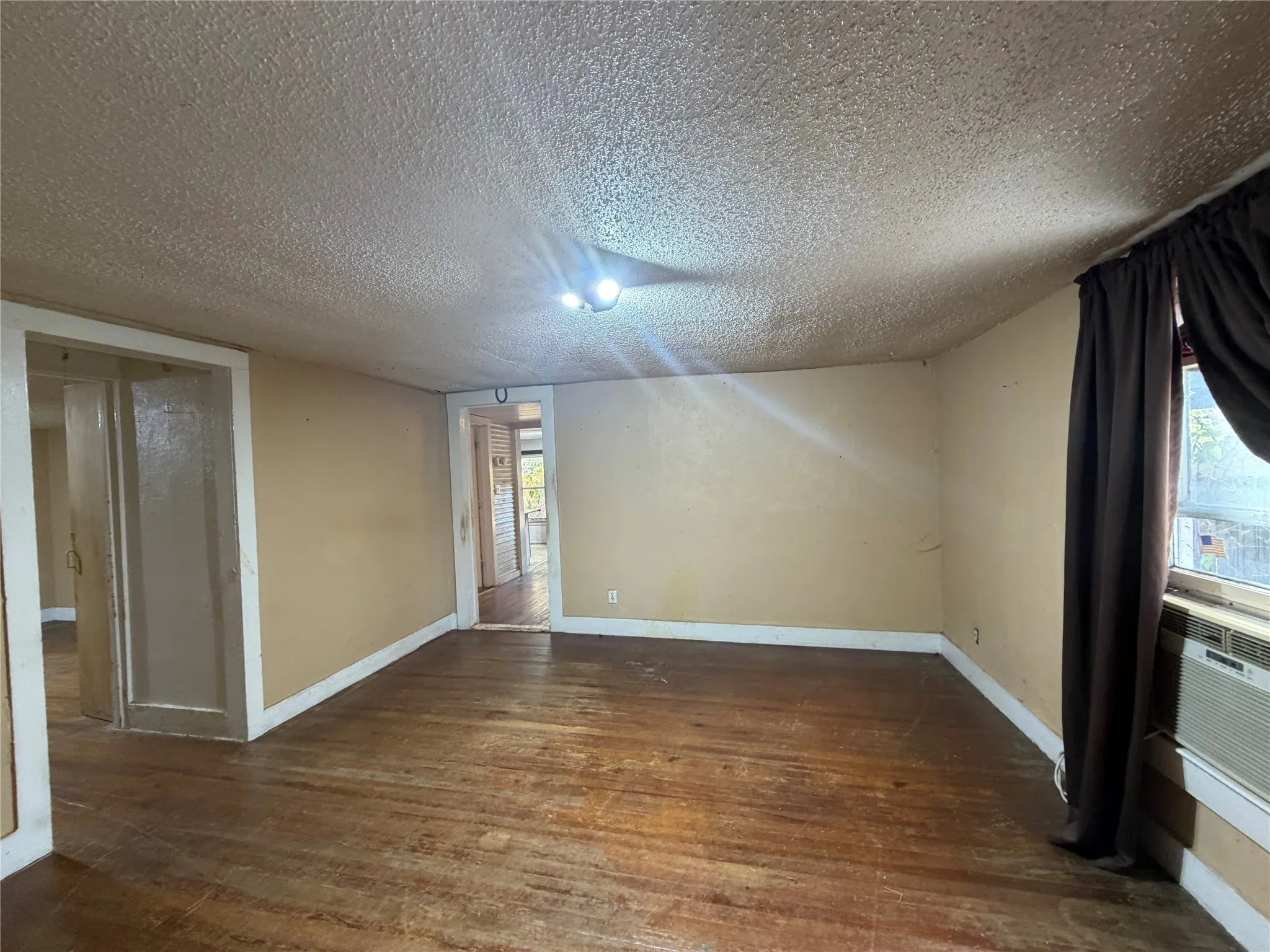 Single Family Residence For Sale in Tarrant County , 2813 Milam Street, Fort Worth, Texas 76112, 2 Bedroom, 1 Bathroom, Garage spaces, 1,042 Sqft, built in 1920, mls#21386259, Real Estate Agent in Fort Worth, Homes For Sale in Tarrant county, Homes For Sale in Fort Worth, Realtor in Fort Worth Texas, Real Estate Brokerage Independent Realty Texas, Luminita Cordes Realtor