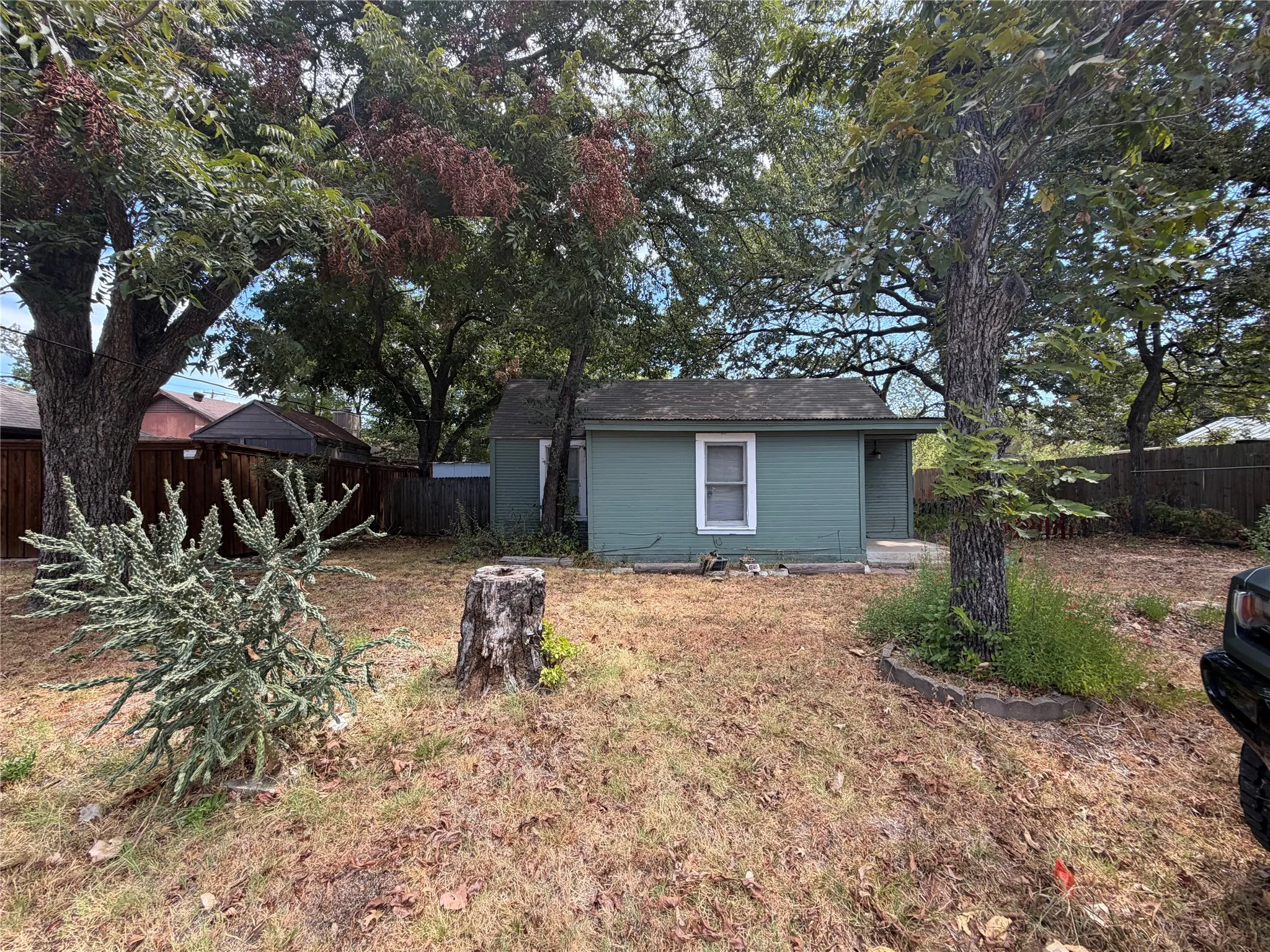 Single Family Residence For Sale in Tarrant County , 2813 Milam Street, Fort Worth, Texas 76112, 2 Bedroom, 1 Bathroom, Garage spaces, 1,042 Sqft, built in 1920, mls#21386259, Real Estate Agent in Fort Worth, Homes For Sale in Tarrant county, Homes For Sale in Fort Worth, Realtor in Fort Worth Texas, Real Estate Brokerage Independent Realty Texas, Luminita Cordes Realtor