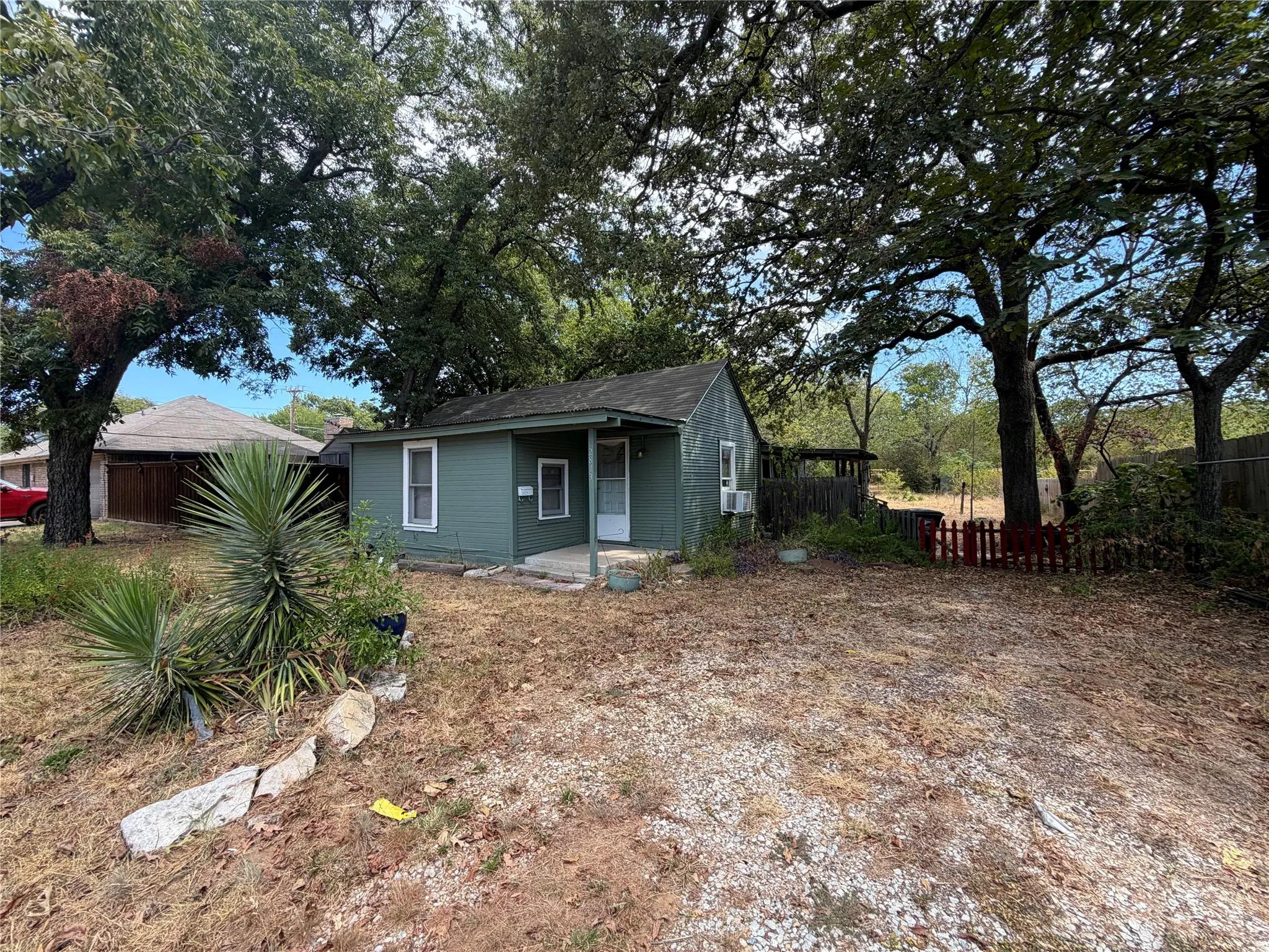 Single Family Residence For Sale in Tarrant County , 2813 Milam Street, Fort Worth, Texas 76112, 2 Bedroom, 1 Bathroom, Garage spaces, 1,042 Sqft, built in 1920, mls#21386259, Real Estate Agent in Fort Worth, Homes For Sale in Tarrant county, Homes For Sale in Fort Worth, Realtor in Fort Worth Texas, Real Estate Brokerage Independent Realty Texas, Luminita Cordes Realtor