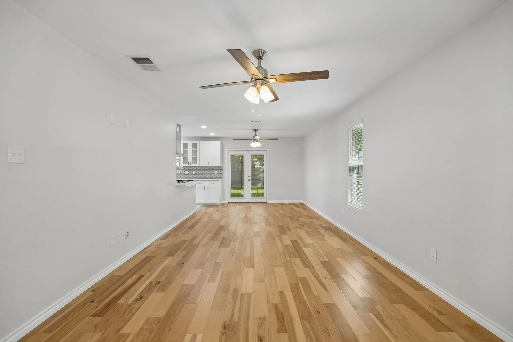 Single Family Residence For Sale in Dallas County , 947 E Oakdale Road, Irving, Texas 75060, 3 Bedroom, 2 Bathroom, 1 Garage spaces, 1,198 Sqft, built in 1996, mls#21386112, Real Estate Agent in Irving, Homes For Sale in Dallas county, Homes For Sale in Irving, Realtor in Irving Texas, Real Estate Brokerage Independent Realty Texas, Luminita Cordes Realtor