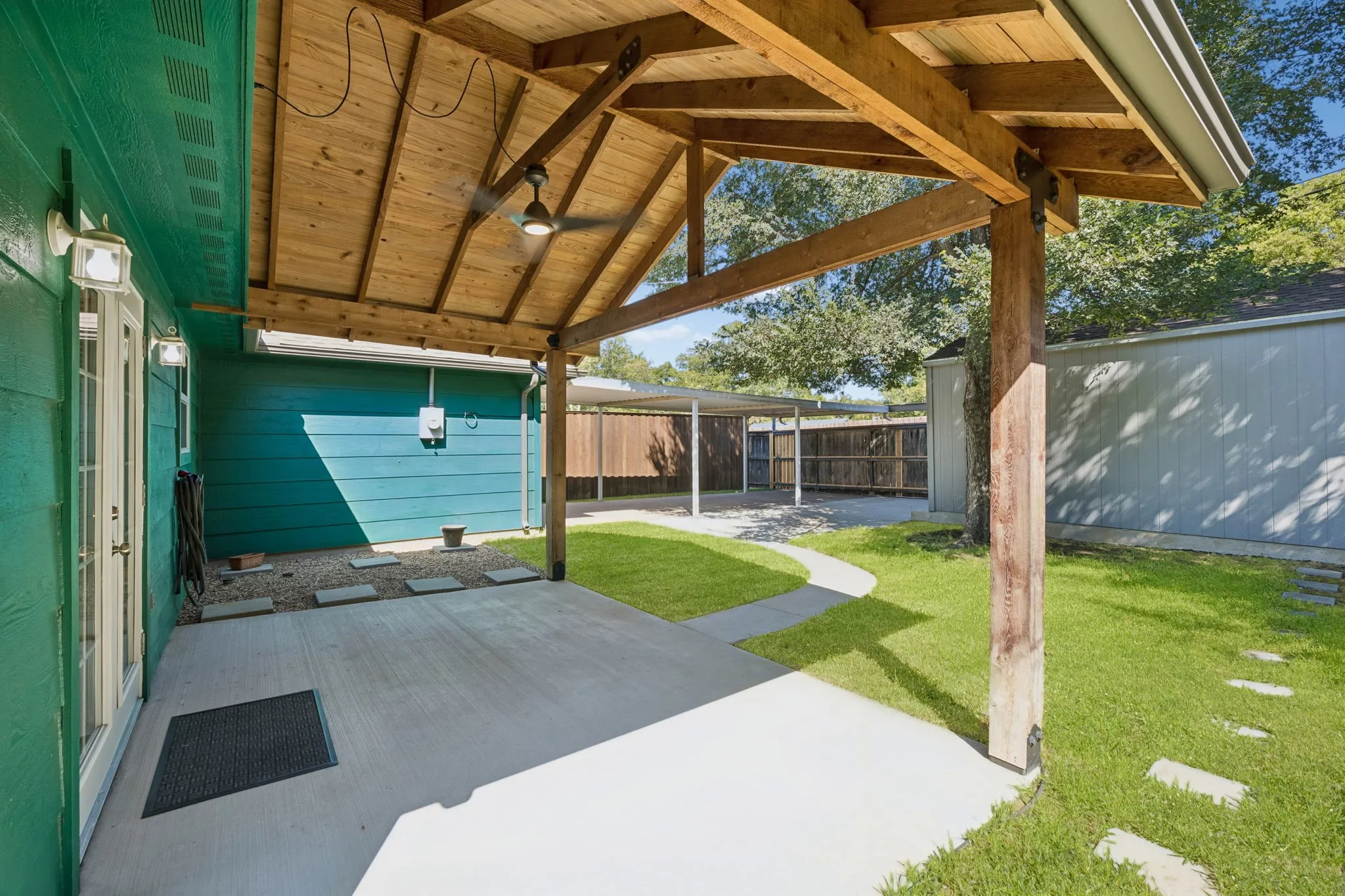 Single Family Residence For Sale in Dallas County , 947 E Oakdale Road, Irving, Texas 75060, 3 Bedroom, 2 Bathroom, 1 Garage spaces, 1,198 Sqft, built in 1996, mls#21386112, Real Estate Agent in Irving, Homes For Sale in Dallas county, Homes For Sale in Irving, Realtor in Irving Texas, Real Estate Brokerage Independent Realty Texas, Luminita Cordes Realtor