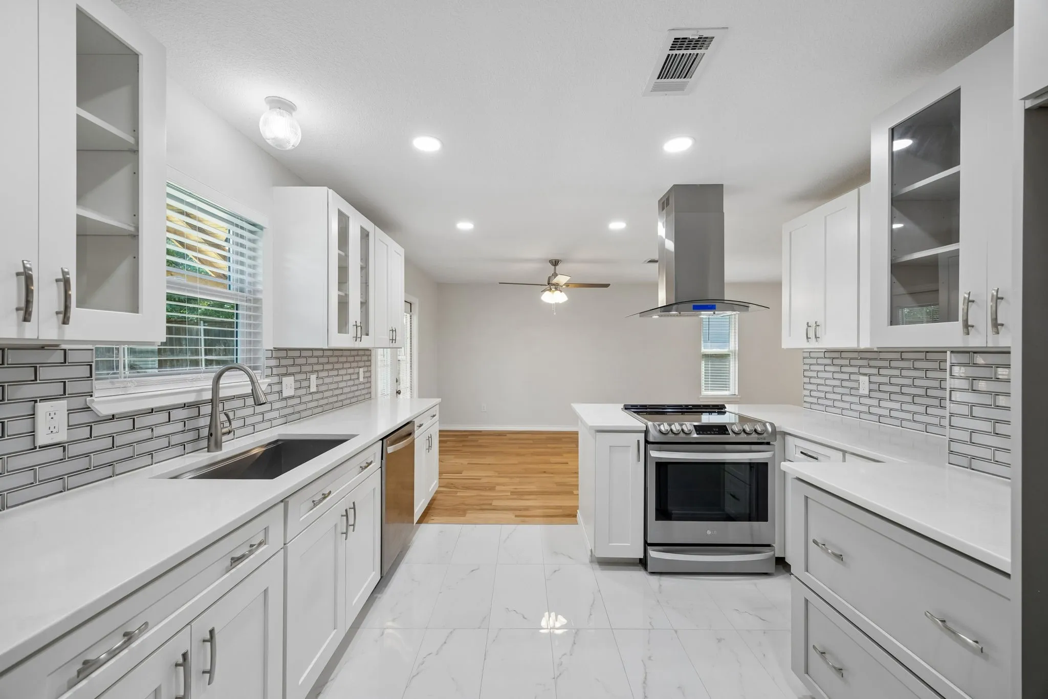 Single Family Residence For Sale in Dallas County , 947 E Oakdale Road, Irving, Texas 75060, 3 Bedroom, 2 Bathroom, 1 Garage spaces, 1,198 Sqft, built in 1996, mls#21386112, Real Estate Agent in Irving, Homes For Sale in Dallas county, Homes For Sale in Irving, Realtor in Irving Texas, Real Estate Brokerage Independent Realty Texas, Luminita Cordes Realtor