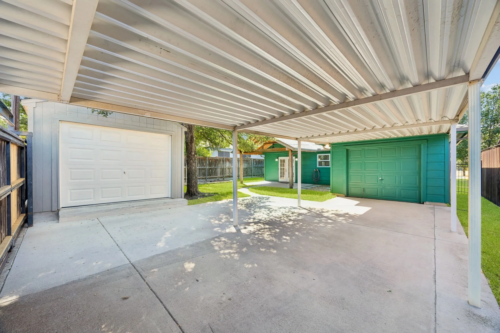 Single Family Residence For Sale in Dallas County , 947 E Oakdale Road, Irving, Texas 75060, 3 Bedroom, 2 Bathroom, 1 Garage spaces, 1,198 Sqft, built in 1996, mls#21386112, Real Estate Agent in Irving, Homes For Sale in Dallas county, Homes For Sale in Irving, Realtor in Irving Texas, Real Estate Brokerage Independent Realty Texas, Luminita Cordes Realtor