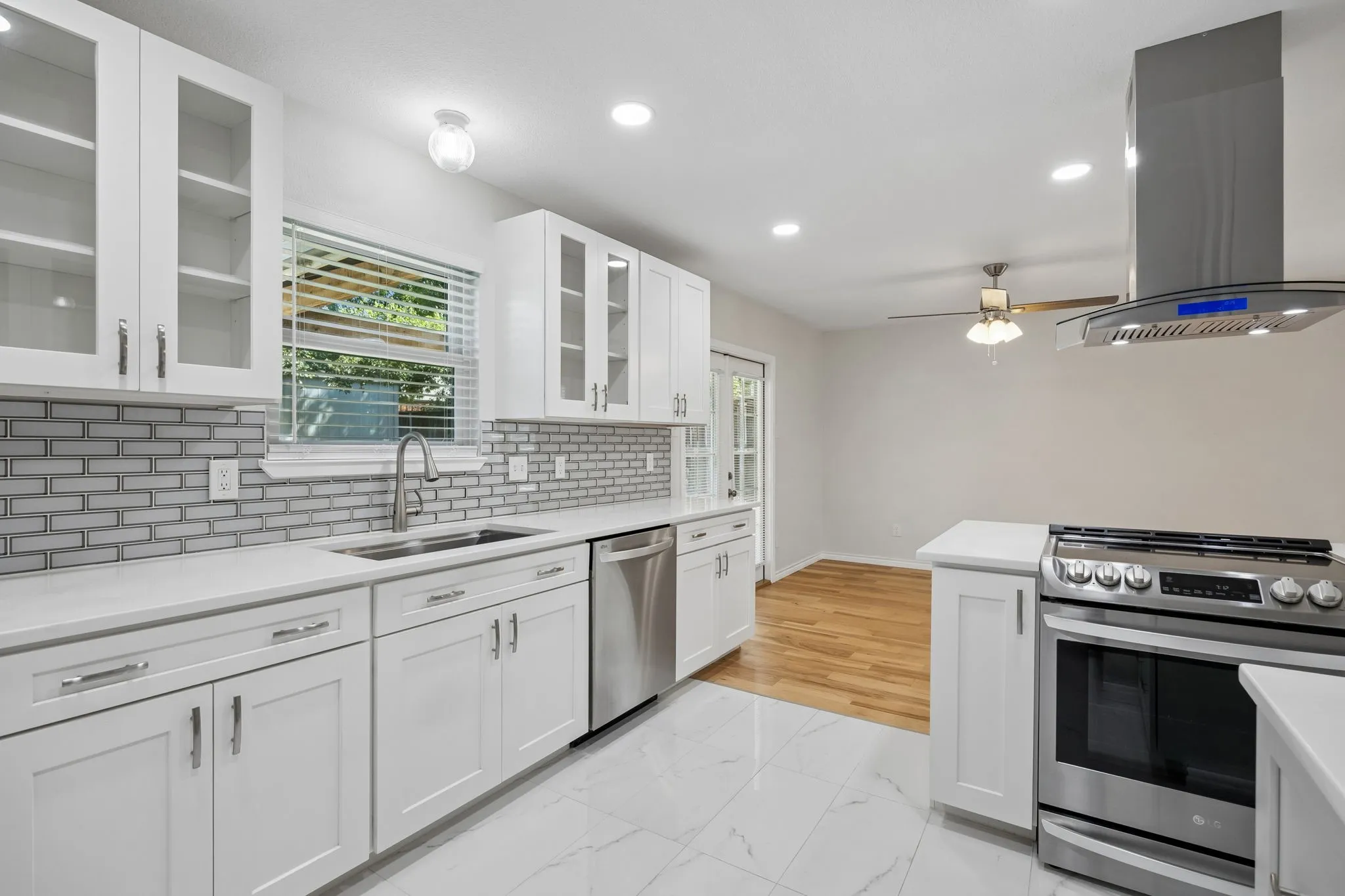 Single Family Residence For Sale in Dallas County , 947 E Oakdale Road, Irving, Texas 75060, 3 Bedroom, 2 Bathroom, 1 Garage spaces, 1,198 Sqft, built in 1996, mls#21386112, Real Estate Agent in Irving, Homes For Sale in Dallas county, Homes For Sale in Irving, Realtor in Irving Texas, Real Estate Brokerage Independent Realty Texas, Luminita Cordes Realtor