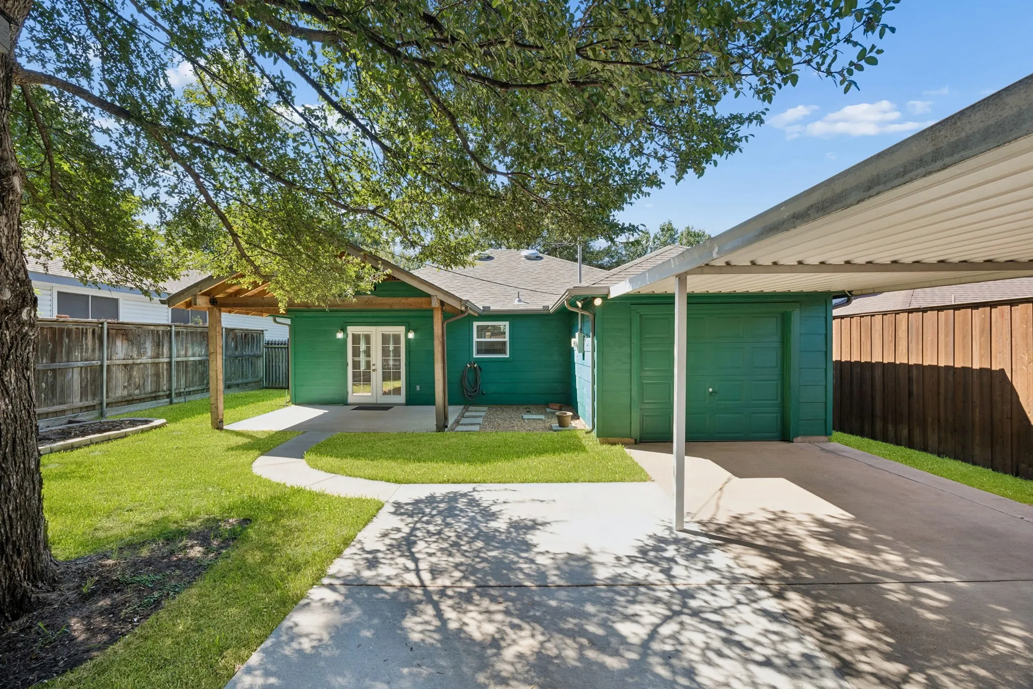 Single Family Residence For Sale in Dallas County , 947 E Oakdale Road, Irving, Texas 75060, 3 Bedroom, 2 Bathroom, 1 Garage spaces, 1,198 Sqft, built in 1996, mls#21386112, Real Estate Agent in Irving, Homes For Sale in Dallas county, Homes For Sale in Irving, Realtor in Irving Texas, Real Estate Brokerage Independent Realty Texas, Luminita Cordes Realtor