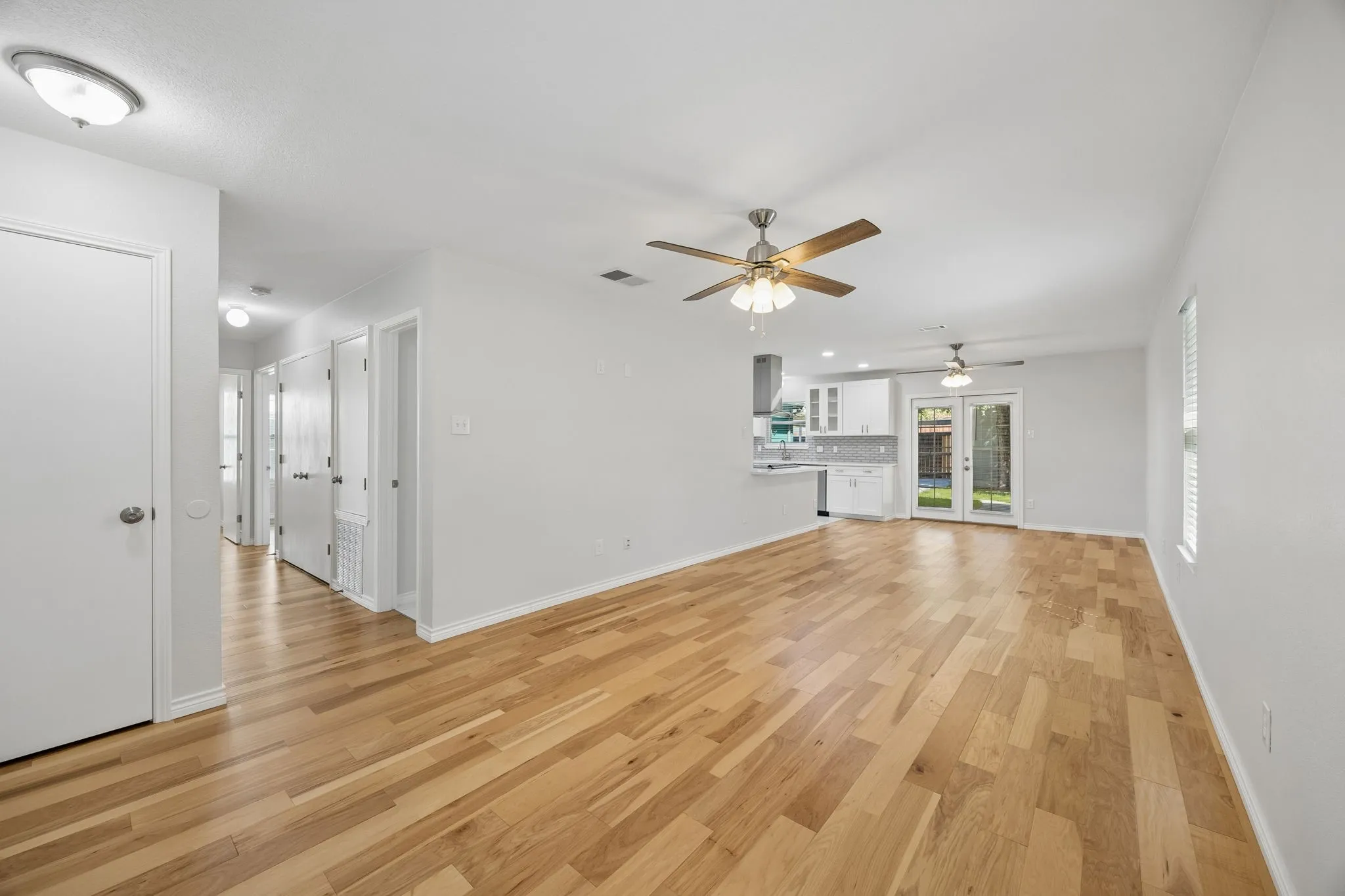 Single Family Residence For Sale in Dallas County , 947 E Oakdale Road, Irving, Texas 75060, 3 Bedroom, 2 Bathroom, 1 Garage spaces, 1,198 Sqft, built in 1996, mls#21386112, Real Estate Agent in Irving, Homes For Sale in Dallas county, Homes For Sale in Irving, Realtor in Irving Texas, Real Estate Brokerage Independent Realty Texas, Luminita Cordes Realtor
