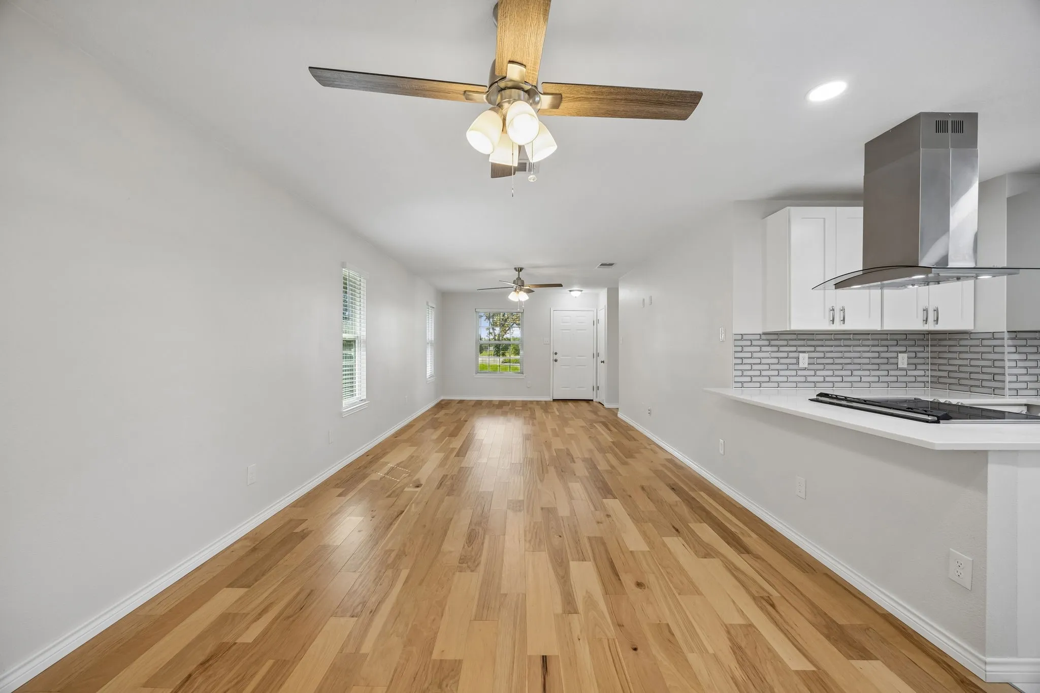 Single Family Residence For Sale in Dallas County , 947 E Oakdale Road, Irving, Texas 75060, 3 Bedroom, 2 Bathroom, 1 Garage spaces, 1,198 Sqft, built in 1996, mls#21386112, Real Estate Agent in Irving, Homes For Sale in Dallas county, Homes For Sale in Irving, Realtor in Irving Texas, Real Estate Brokerage Independent Realty Texas, Luminita Cordes Realtor