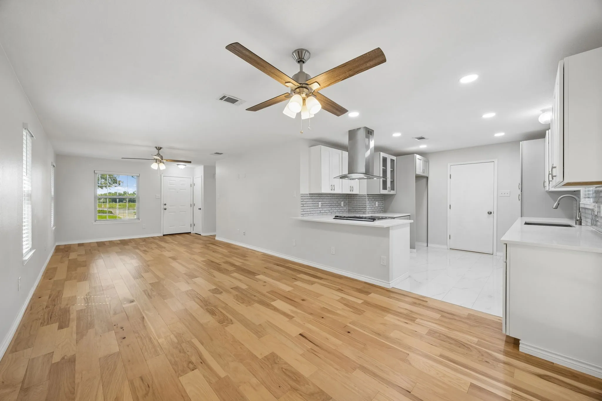 Single Family Residence For Sale in Dallas County , 947 E Oakdale Road, Irving, Texas 75060, 3 Bedroom, 2 Bathroom, 1 Garage spaces, 1,198 Sqft, built in 1996, mls#21386112, Real Estate Agent in Irving, Homes For Sale in Dallas county, Homes For Sale in Irving, Realtor in Irving Texas, Real Estate Brokerage Independent Realty Texas, Luminita Cordes Realtor