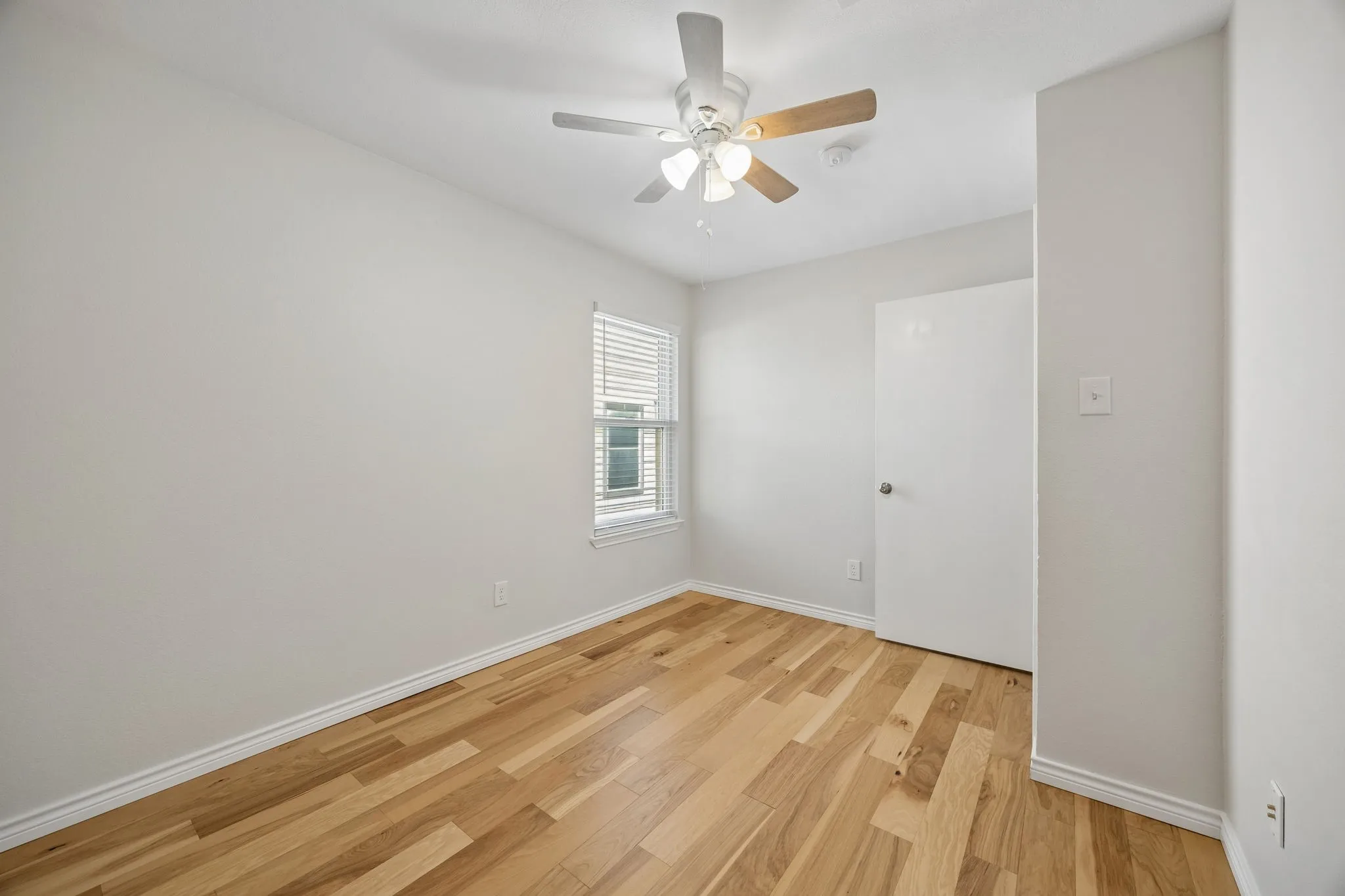Single Family Residence For Sale in Dallas County , 947 E Oakdale Road, Irving, Texas 75060, 3 Bedroom, 2 Bathroom, 1 Garage spaces, 1,198 Sqft, built in 1996, mls#21386112, Real Estate Agent in Irving, Homes For Sale in Dallas county, Homes For Sale in Irving, Realtor in Irving Texas, Real Estate Brokerage Independent Realty Texas, Luminita Cordes Realtor