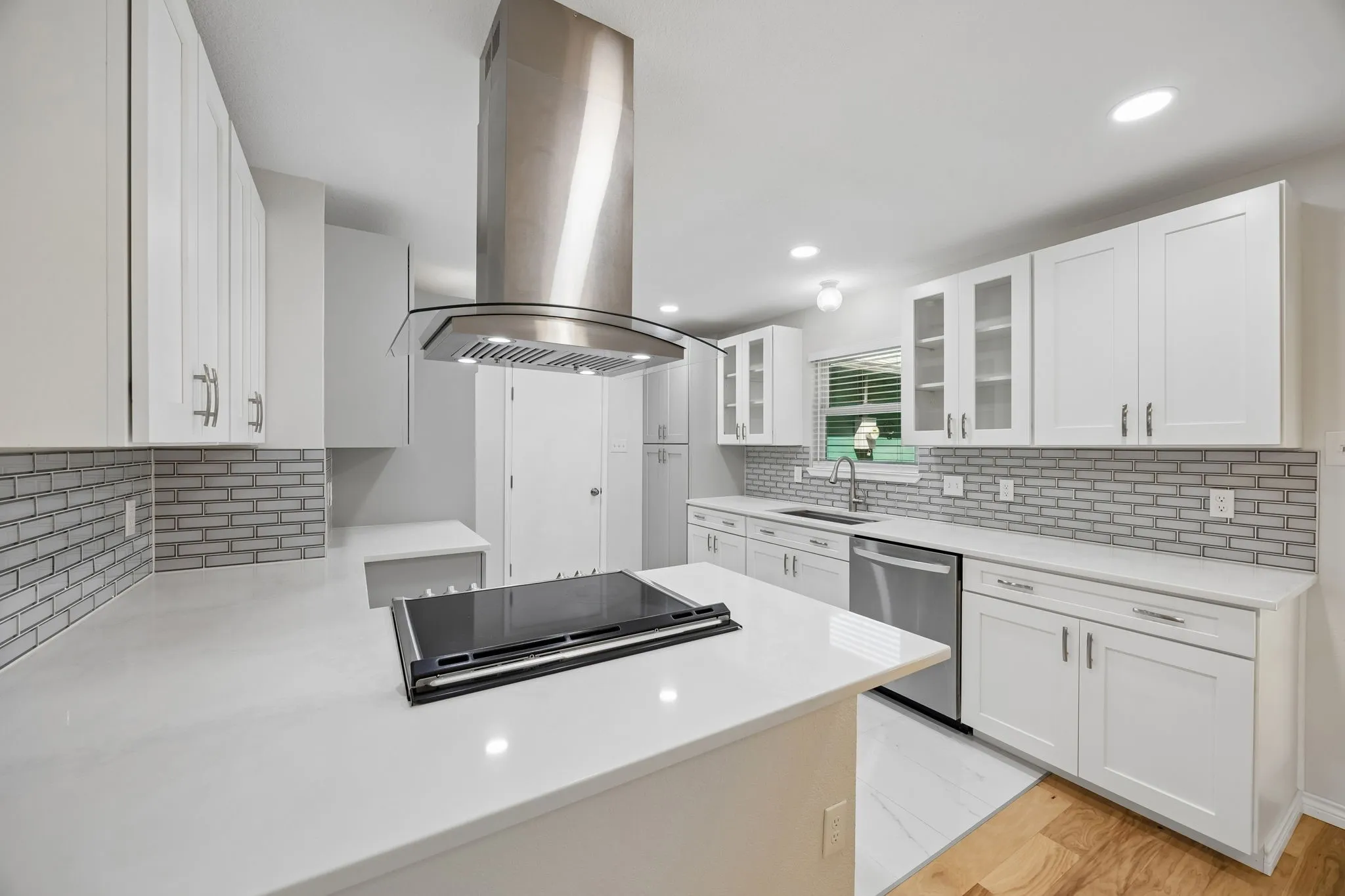 Single Family Residence For Sale in Dallas County , 947 E Oakdale Road, Irving, Texas 75060, 3 Bedroom, 2 Bathroom, 1 Garage spaces, 1,198 Sqft, built in 1996, mls#21386112, Real Estate Agent in Irving, Homes For Sale in Dallas county, Homes For Sale in Irving, Realtor in Irving Texas, Real Estate Brokerage Independent Realty Texas, Luminita Cordes Realtor