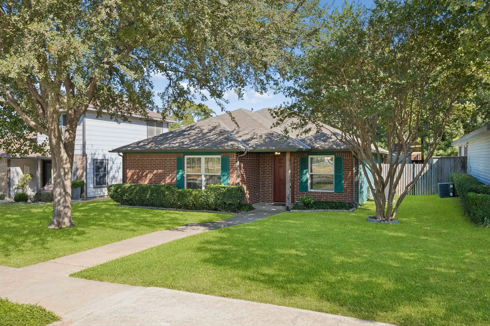 Single Family Residence For Sale in Dallas County , 947 E Oakdale Road, Irving, Texas 75060, 3 Bedroom, 2 Bathroom, 1 Garage spaces, 1,198 Sqft, built in 1996, mls#21386112, Real Estate Agent in Irving, Homes For Sale in Dallas county, Homes For Sale in Irving, Realtor in Irving Texas, Real Estate Brokerage Independent Realty Texas, Luminita Cordes Realtor