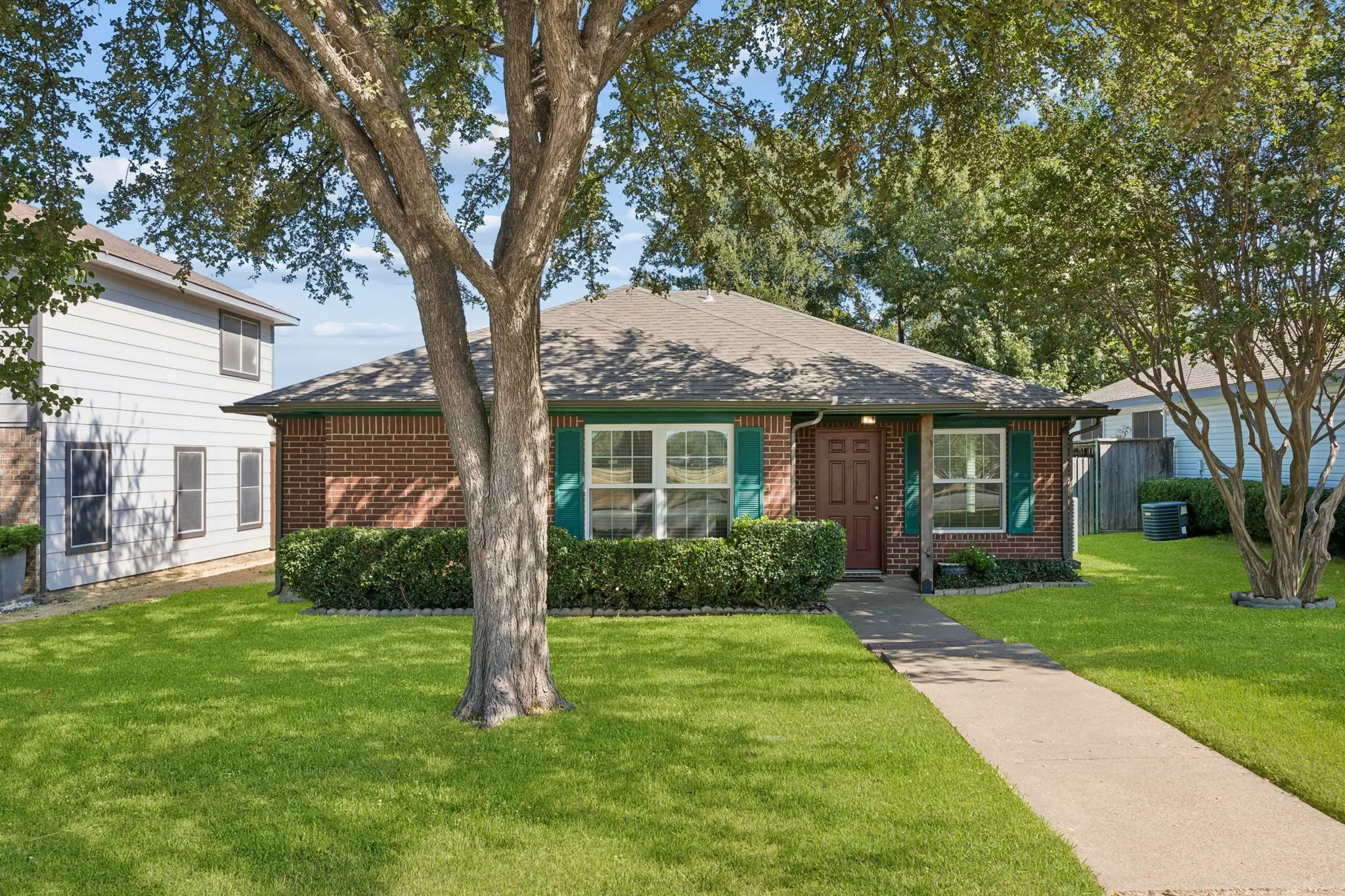 Single Family Residence For Sale in Dallas County , 947 E Oakdale Road, Irving, Texas 75060, 3 Bedroom, 2 Bathroom, 1 Garage spaces, 1,198 Sqft, built in 1996, mls#21386112, Real Estate Agent in Irving, Homes For Sale in Dallas county, Homes For Sale in Irving, Realtor in Irving Texas, Real Estate Brokerage Independent Realty Texas, Luminita Cordes Realtor
