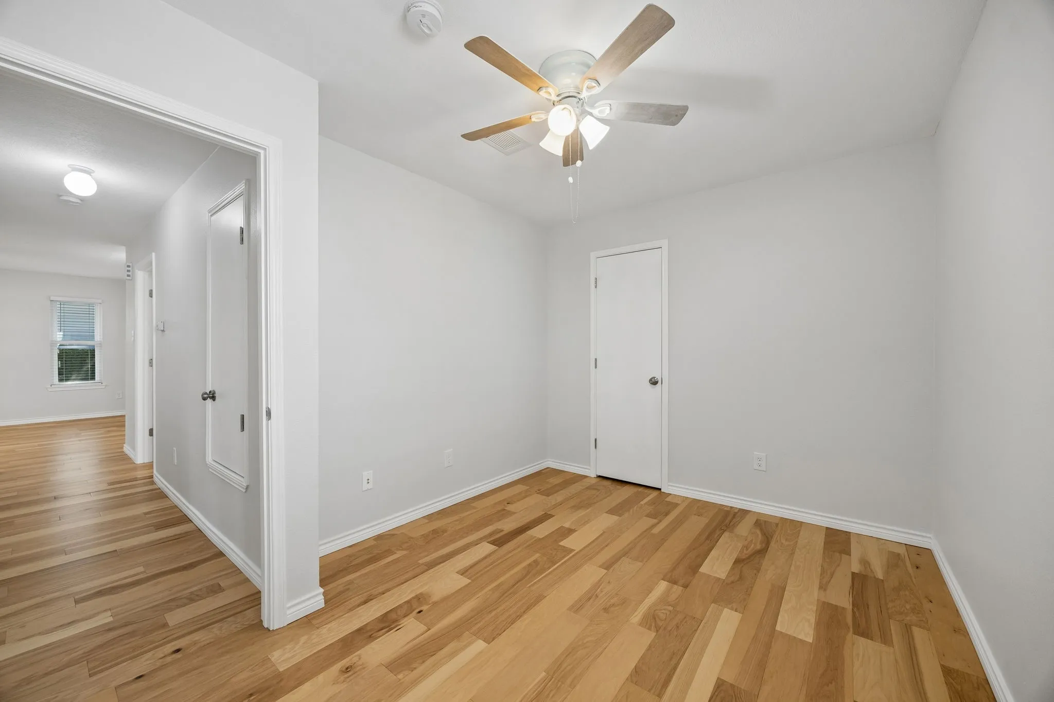 Single Family Residence For Sale in Dallas County , 947 E Oakdale Road, Irving, Texas 75060, 3 Bedroom, 2 Bathroom, 1 Garage spaces, 1,198 Sqft, built in 1996, mls#21386112, Real Estate Agent in Irving, Homes For Sale in Dallas county, Homes For Sale in Irving, Realtor in Irving Texas, Real Estate Brokerage Independent Realty Texas, Luminita Cordes Realtor