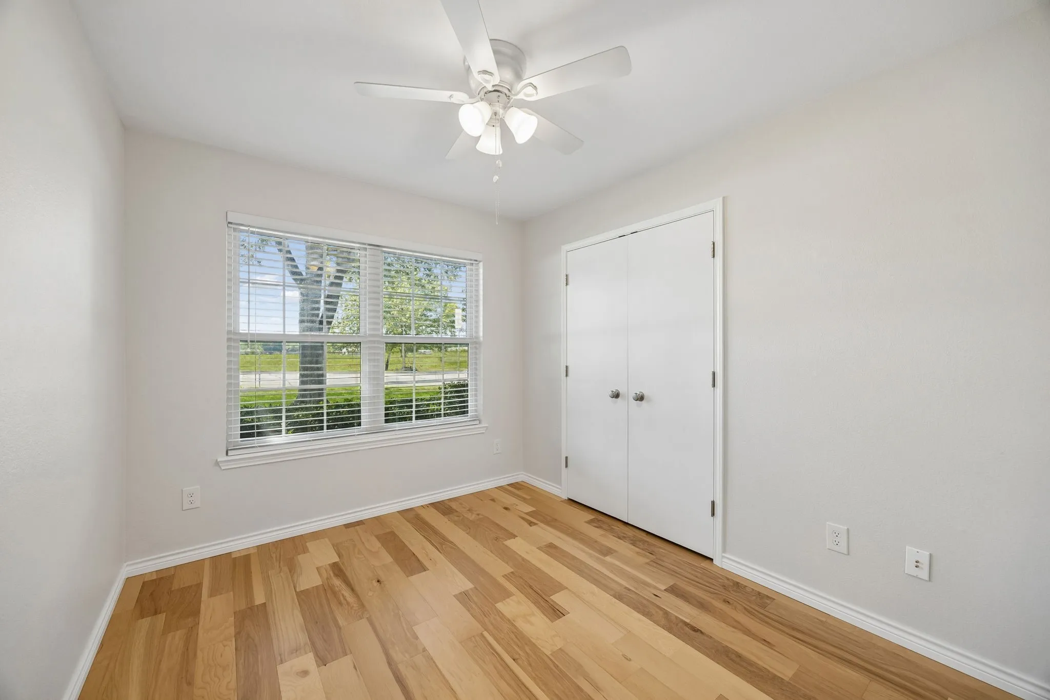 Single Family Residence For Sale in Dallas County , 947 E Oakdale Road, Irving, Texas 75060, 3 Bedroom, 2 Bathroom, 1 Garage spaces, 1,198 Sqft, built in 1996, mls#21386112, Real Estate Agent in Irving, Homes For Sale in Dallas county, Homes For Sale in Irving, Realtor in Irving Texas, Real Estate Brokerage Independent Realty Texas, Luminita Cordes Realtor