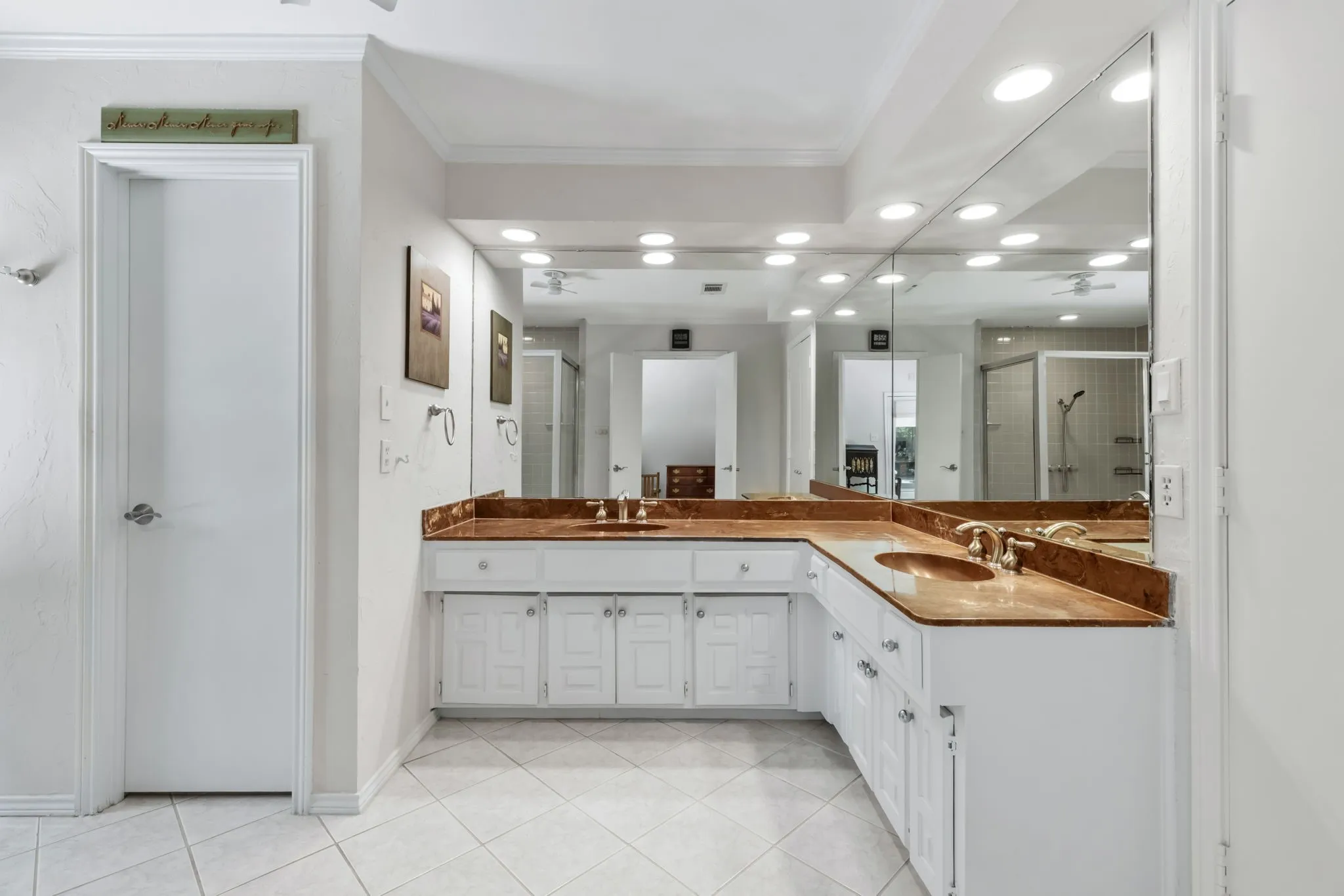 Dual integrated sinks with polished brass fixtures set into a wraparound countertop