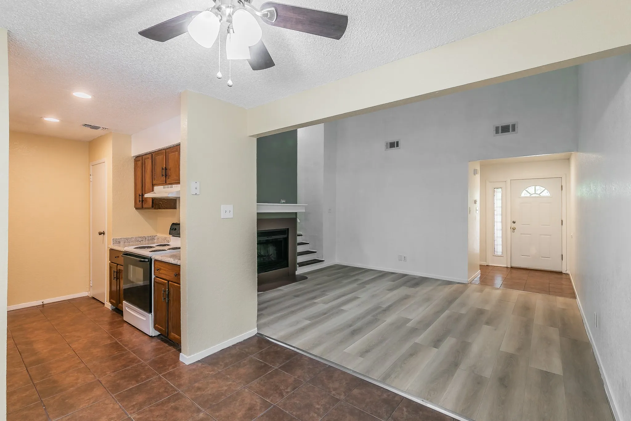 Duplex For Rent in Tarrant County , 611 Lost Springs Court B, Arlington, Texas 76012, 2 Bedroom, 2 Bathroom, Garage spaces, 1,045 Sqft, built in 1983, mls#21386295, Real Estate Agent in Arlington, Homes For Rent in Tarrant county, Homes For Rent in Arlington, Realtor in Arlington Texas, Real Estate Brokerage Independent Realty Texas, Luminita Cordes Realtor