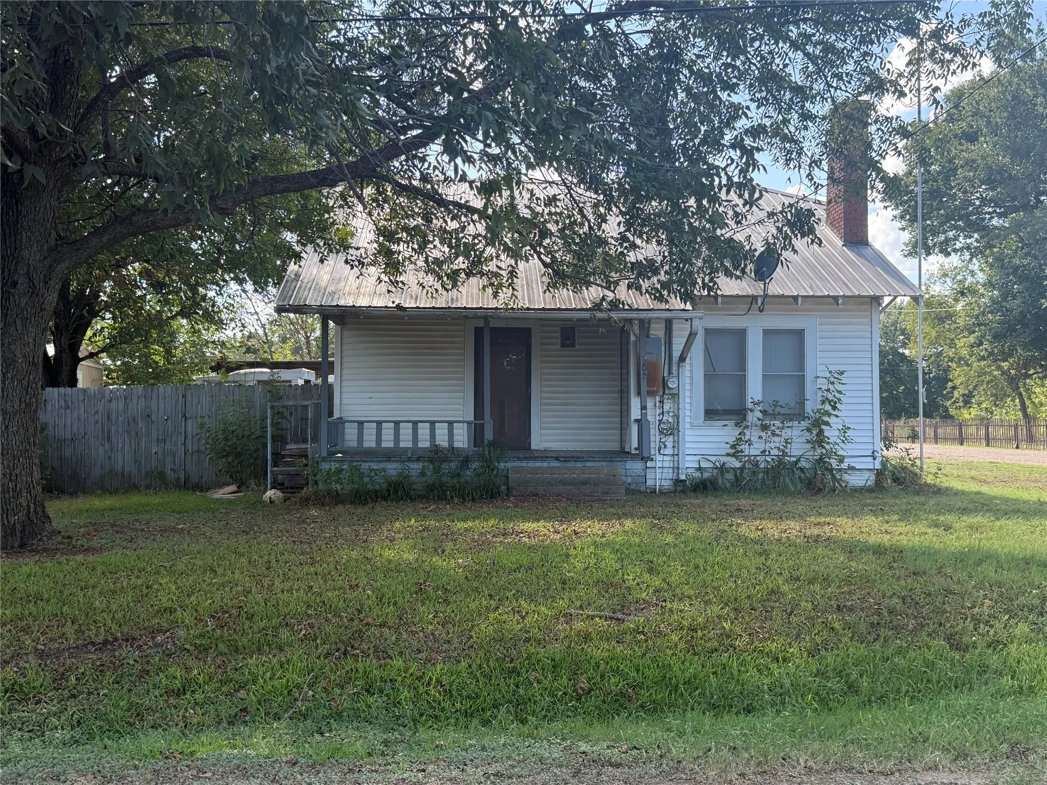 Single Family Residence For Sale in Freestone County , 302 S Hogg Street, Streetman, Texas 75859, 2 Bedroom, 2 Bathroom, Garage spaces, 1,208 Sqft, built in 1950, mls#21386394, Real Estate Agent in Streetman, Homes For Sale in Freestone county, Homes For Sale in Streetman, Realtor in Streetman Texas, Real Estate Brokerage Independent Realty Texas, Luminita Cordes Realtor