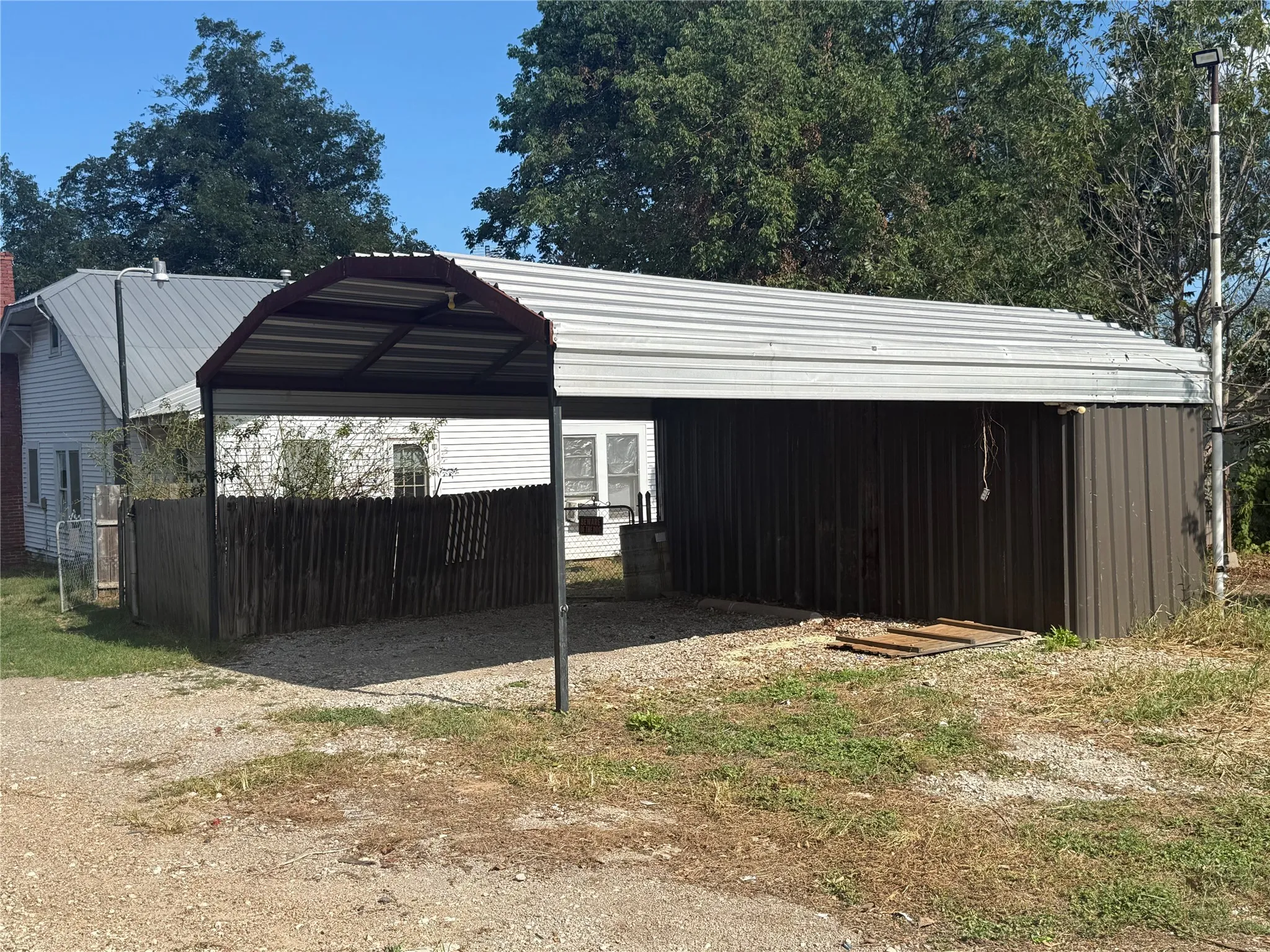 Single Family Residence For Sale in Freestone County , 302 S Hogg Street, Streetman, Texas 75859, 2 Bedroom, 2 Bathroom, Garage spaces, 1,208 Sqft, built in 1950, mls#21386394, Real Estate Agent in Streetman, Homes For Sale in Freestone county, Homes For Sale in Streetman, Realtor in Streetman Texas, Real Estate Brokerage Independent Realty Texas, Luminita Cordes Realtor