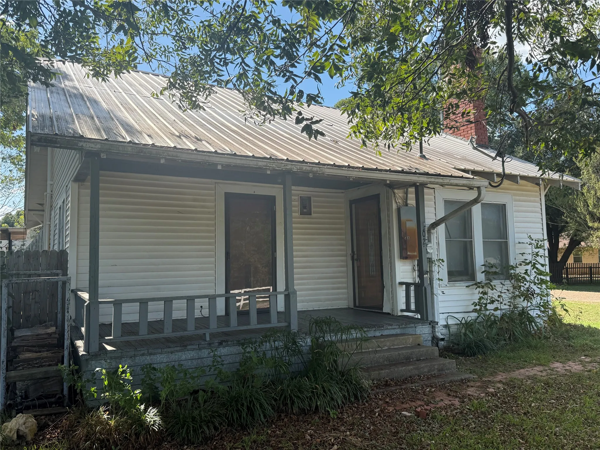 Single Family Residence For Sale in Freestone County , 302 S Hogg Street, Streetman, Texas 75859, 2 Bedroom, 2 Bathroom, Garage spaces, 1,208 Sqft, built in 1950, mls#21386394, Real Estate Agent in Streetman, Homes For Sale in Freestone county, Homes For Sale in Streetman, Realtor in Streetman Texas, Real Estate Brokerage Independent Realty Texas, Luminita Cordes Realtor