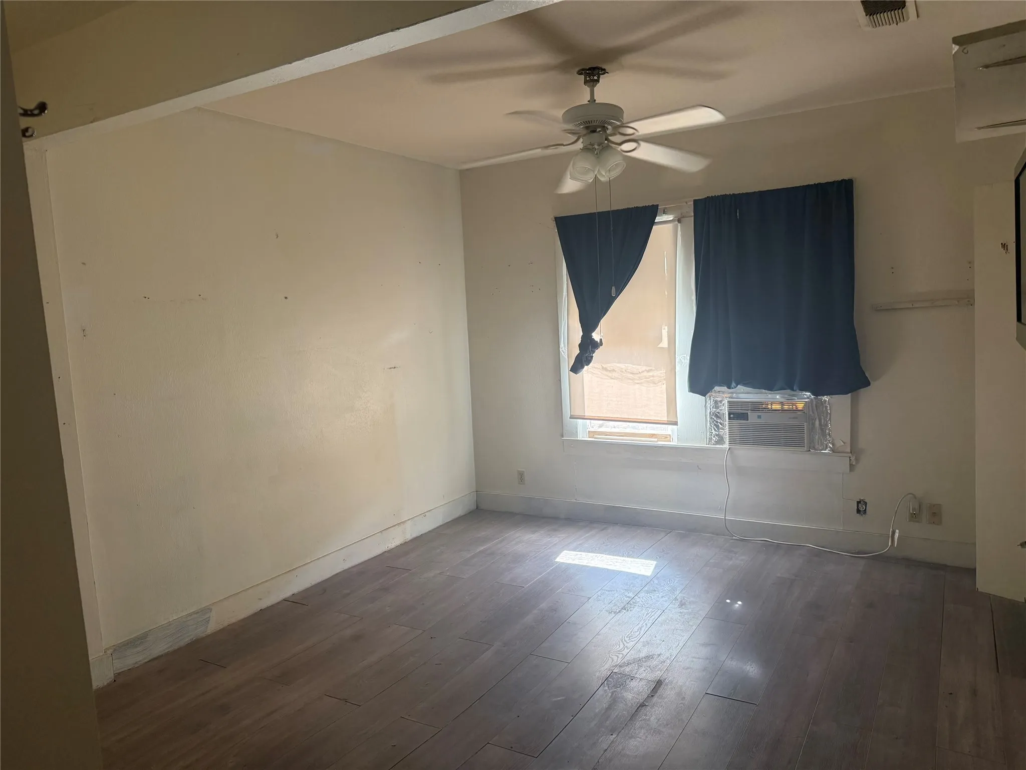 Single Family Residence For Sale in Freestone County , 302 S Hogg Street, Streetman, Texas 75859, 2 Bedroom, 2 Bathroom, Garage spaces, 1,208 Sqft, built in 1950, mls#21386394, Real Estate Agent in Streetman, Homes For Sale in Freestone county, Homes For Sale in Streetman, Realtor in Streetman Texas, Real Estate Brokerage Independent Realty Texas, Luminita Cordes Realtor