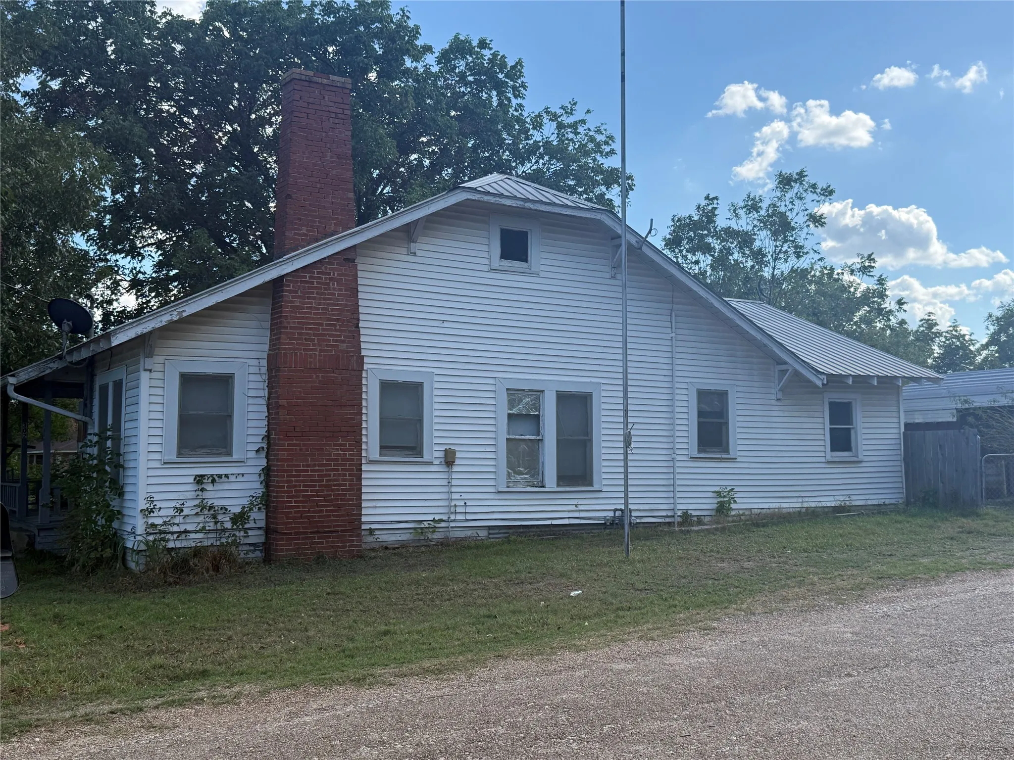 Single Family Residence For Sale in Freestone County , 302 S Hogg Street, Streetman, Texas 75859, 2 Bedroom, 2 Bathroom, Garage spaces, 1,208 Sqft, built in 1950, mls#21386394, Real Estate Agent in Streetman, Homes For Sale in Freestone county, Homes For Sale in Streetman, Realtor in Streetman Texas, Real Estate Brokerage Independent Realty Texas, Luminita Cordes Realtor