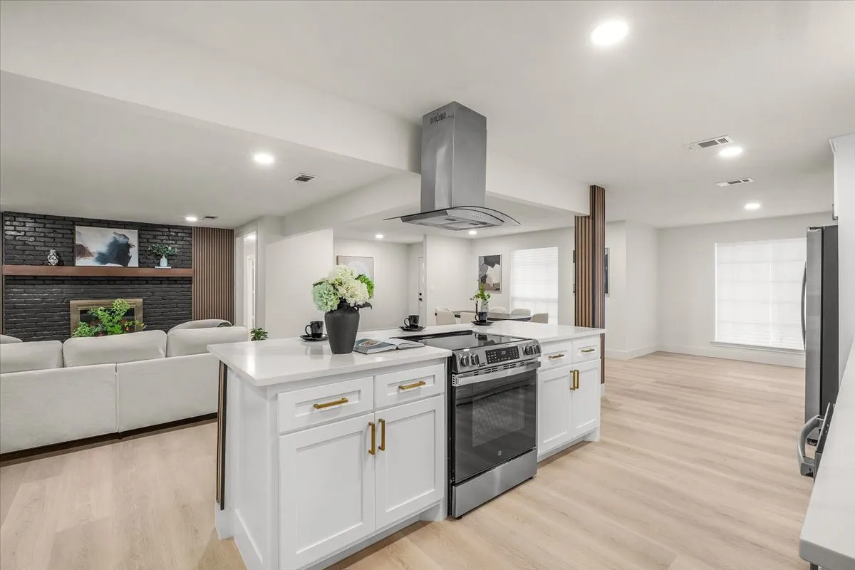 Single Family Residence For Sale in Tarrant County , 1804 Kingsborough Drive, Arlington, Texas 76015, 4 Bedroom, 3 Bathroom, 2 Garage spaces, 2,317 Sqft, built in 1972, mls#21380937, Real Estate Agent in Arlington, Homes For Sale in Tarrant county, Homes For Sale in Arlington, Realtor in Arlington Texas, Real Estate Brokerage Independent Realty Texas, Luminita Cordes Realtor