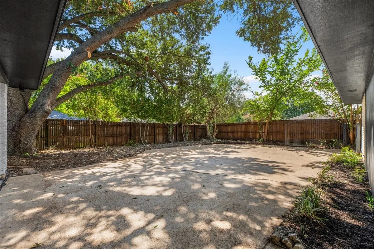 Single Family Residence For Sale in Tarrant County , 1804 Kingsborough Drive, Arlington, Texas 76015, 4 Bedroom, 3 Bathroom, 2 Garage spaces, 2,317 Sqft, built in 1972, mls#21380937, Real Estate Agent in Arlington, Homes For Sale in Tarrant county, Homes For Sale in Arlington, Realtor in Arlington Texas, Real Estate Brokerage Independent Realty Texas, Luminita Cordes Realtor