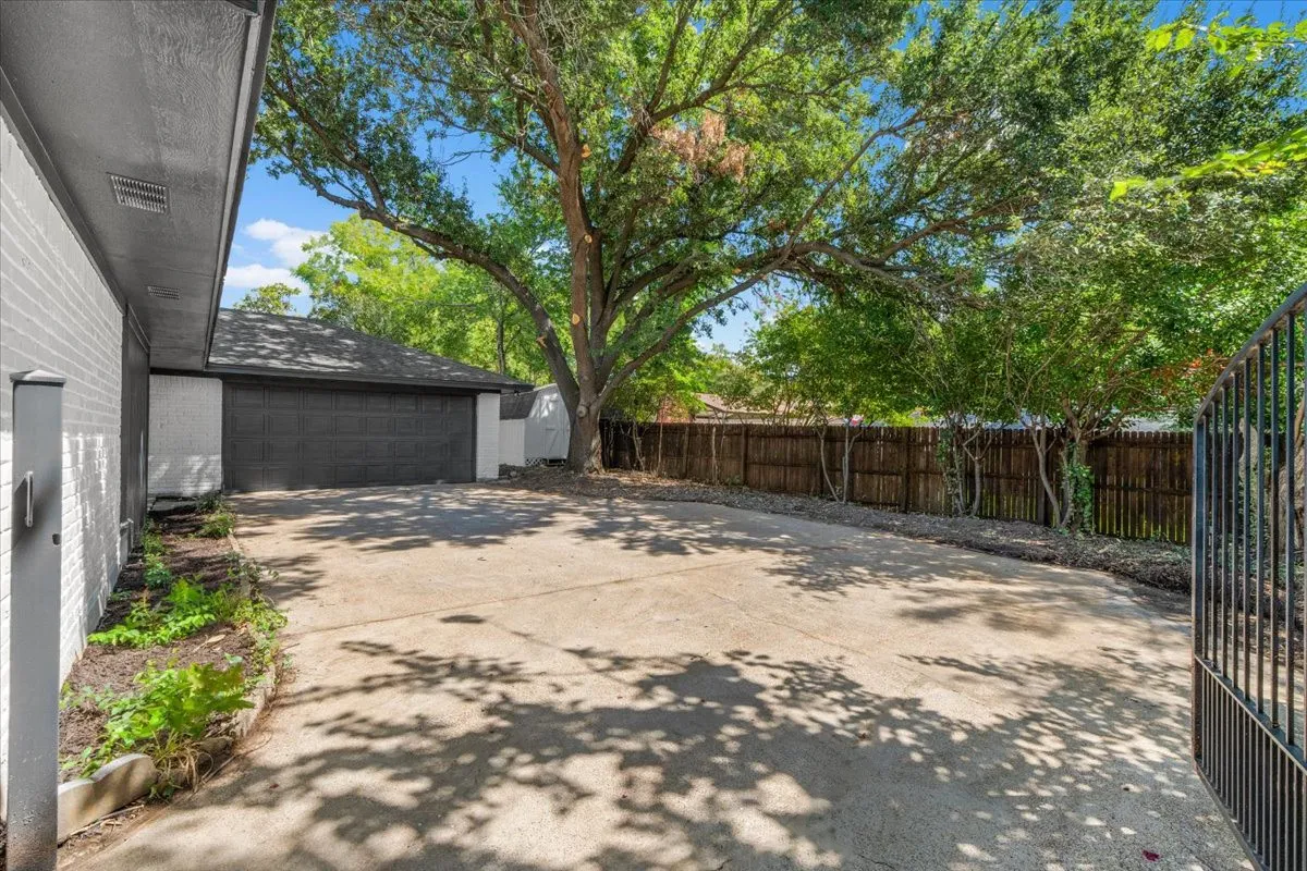 Single Family Residence For Sale in Tarrant County , 1804 Kingsborough Drive, Arlington, Texas 76015, 4 Bedroom, 3 Bathroom, 2 Garage spaces, 2,317 Sqft, built in 1972, mls#21380937, Real Estate Agent in Arlington, Homes For Sale in Tarrant county, Homes For Sale in Arlington, Realtor in Arlington Texas, Real Estate Brokerage Independent Realty Texas, Luminita Cordes Realtor