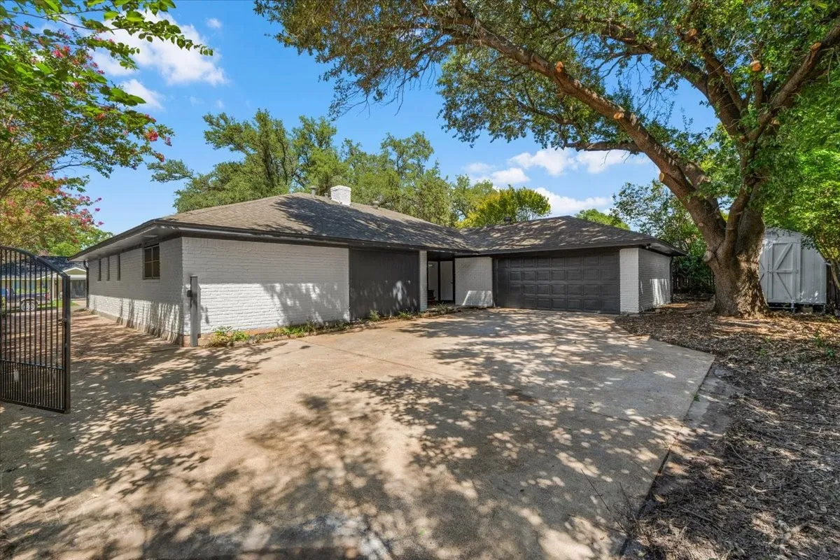 Single Family Residence For Sale in Tarrant County , 1804 Kingsborough Drive, Arlington, Texas 76015, 4 Bedroom, 3 Bathroom, 2 Garage spaces, 2,317 Sqft, built in 1972, mls#21380937, Real Estate Agent in Arlington, Homes For Sale in Tarrant county, Homes For Sale in Arlington, Realtor in Arlington Texas, Real Estate Brokerage Independent Realty Texas, Luminita Cordes Realtor