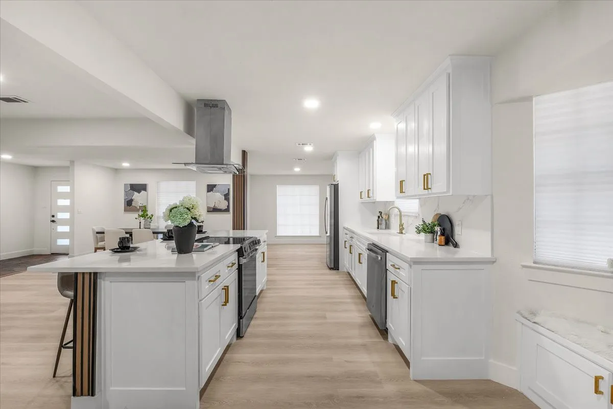 Single Family Residence For Sale in Tarrant County , 1804 Kingsborough Drive, Arlington, Texas 76015, 4 Bedroom, 3 Bathroom, 2 Garage spaces, 2,317 Sqft, built in 1972, mls#21380937, Real Estate Agent in Arlington, Homes For Sale in Tarrant county, Homes For Sale in Arlington, Realtor in Arlington Texas, Real Estate Brokerage Independent Realty Texas, Luminita Cordes Realtor