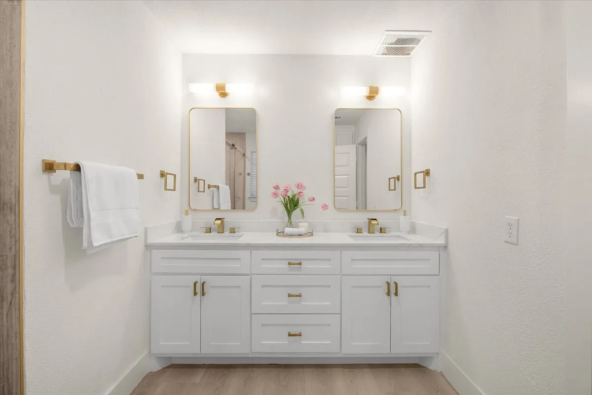 Single Family Residence For Sale in Tarrant County , 1804 Kingsborough Drive, Arlington, Texas 76015, 4 Bedroom, 3 Bathroom, 2 Garage spaces, 2,317 Sqft, built in 1972, mls#21380937, Real Estate Agent in Arlington, Homes For Sale in Tarrant county, Homes For Sale in Arlington, Realtor in Arlington Texas, Real Estate Brokerage Independent Realty Texas, Luminita Cordes Realtor