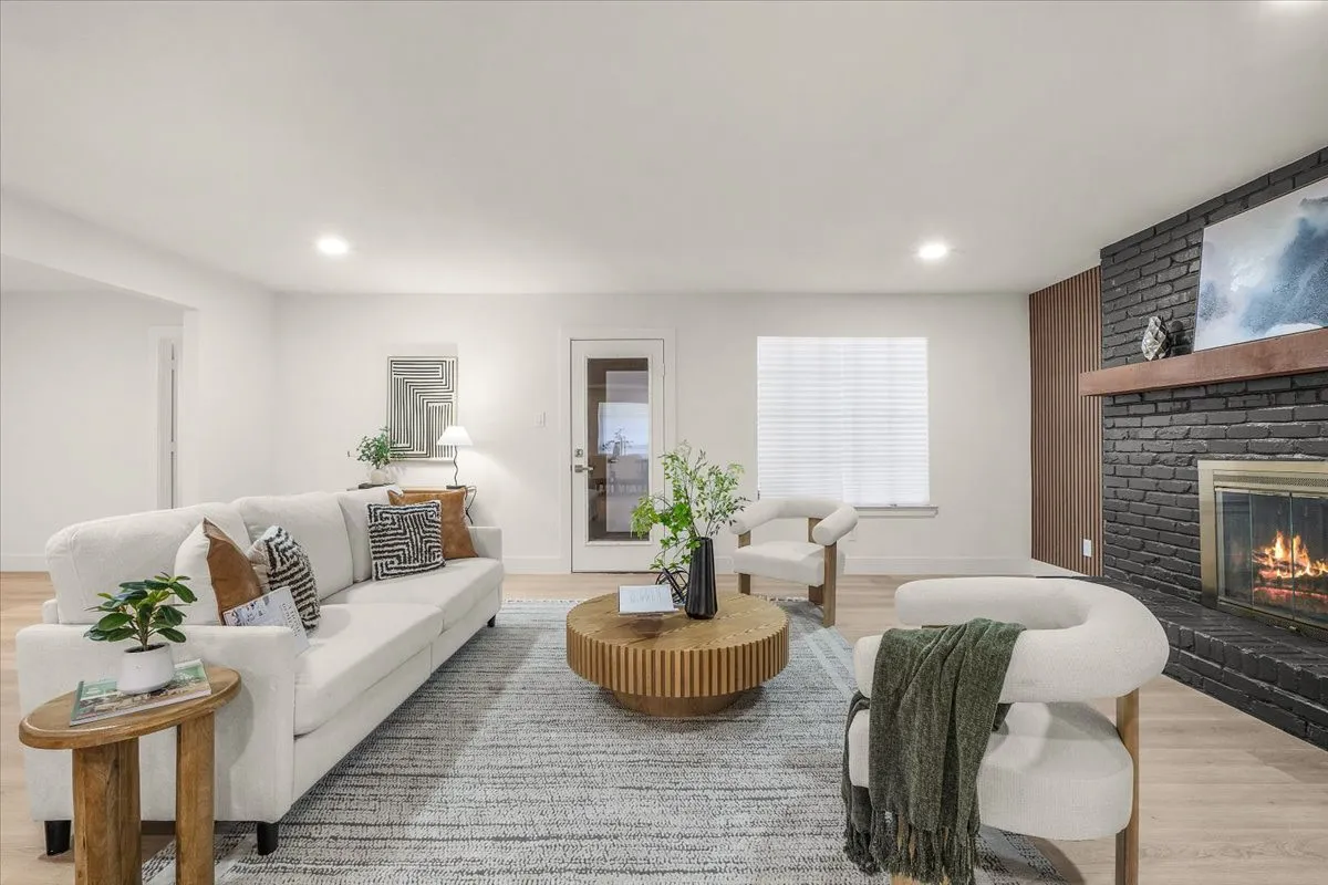 Single Family Residence For Sale in Tarrant County , 1804 Kingsborough Drive, Arlington, Texas 76015, 4 Bedroom, 3 Bathroom, 2 Garage spaces, 2,317 Sqft, built in 1972, mls#21380937, Real Estate Agent in Arlington, Homes For Sale in Tarrant county, Homes For Sale in Arlington, Realtor in Arlington Texas, Real Estate Brokerage Independent Realty Texas, Luminita Cordes Realtor