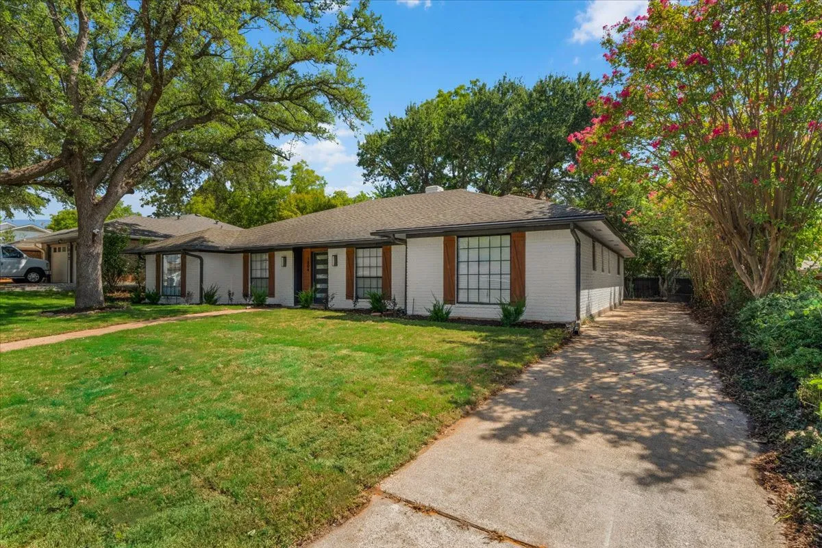 Single Family Residence For Sale in Tarrant County , 1804 Kingsborough Drive, Arlington, Texas 76015, 4 Bedroom, 3 Bathroom, 2 Garage spaces, 2,317 Sqft, built in 1972, mls#21380937, Real Estate Agent in Arlington, Homes For Sale in Tarrant county, Homes For Sale in Arlington, Realtor in Arlington Texas, Real Estate Brokerage Independent Realty Texas, Luminita Cordes Realtor