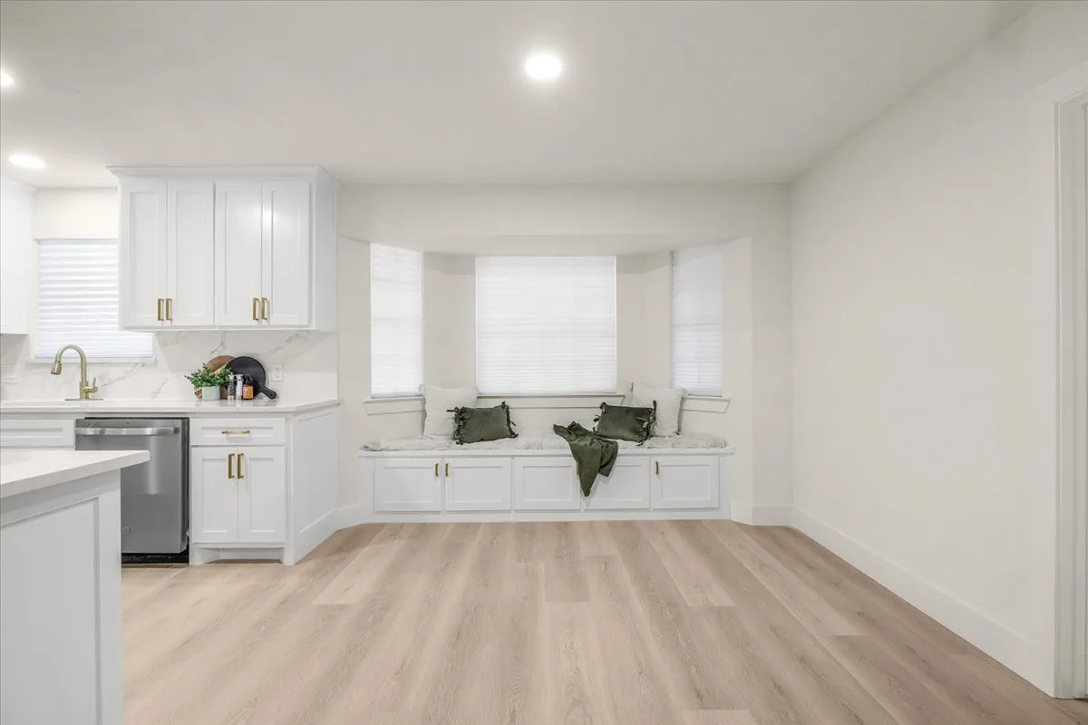 Single Family Residence For Sale in Tarrant County , 1804 Kingsborough Drive, Arlington, Texas 76015, 4 Bedroom, 3 Bathroom, 2 Garage spaces, 2,317 Sqft, built in 1972, mls#21380937, Real Estate Agent in Arlington, Homes For Sale in Tarrant county, Homes For Sale in Arlington, Realtor in Arlington Texas, Real Estate Brokerage Independent Realty Texas, Luminita Cordes Realtor