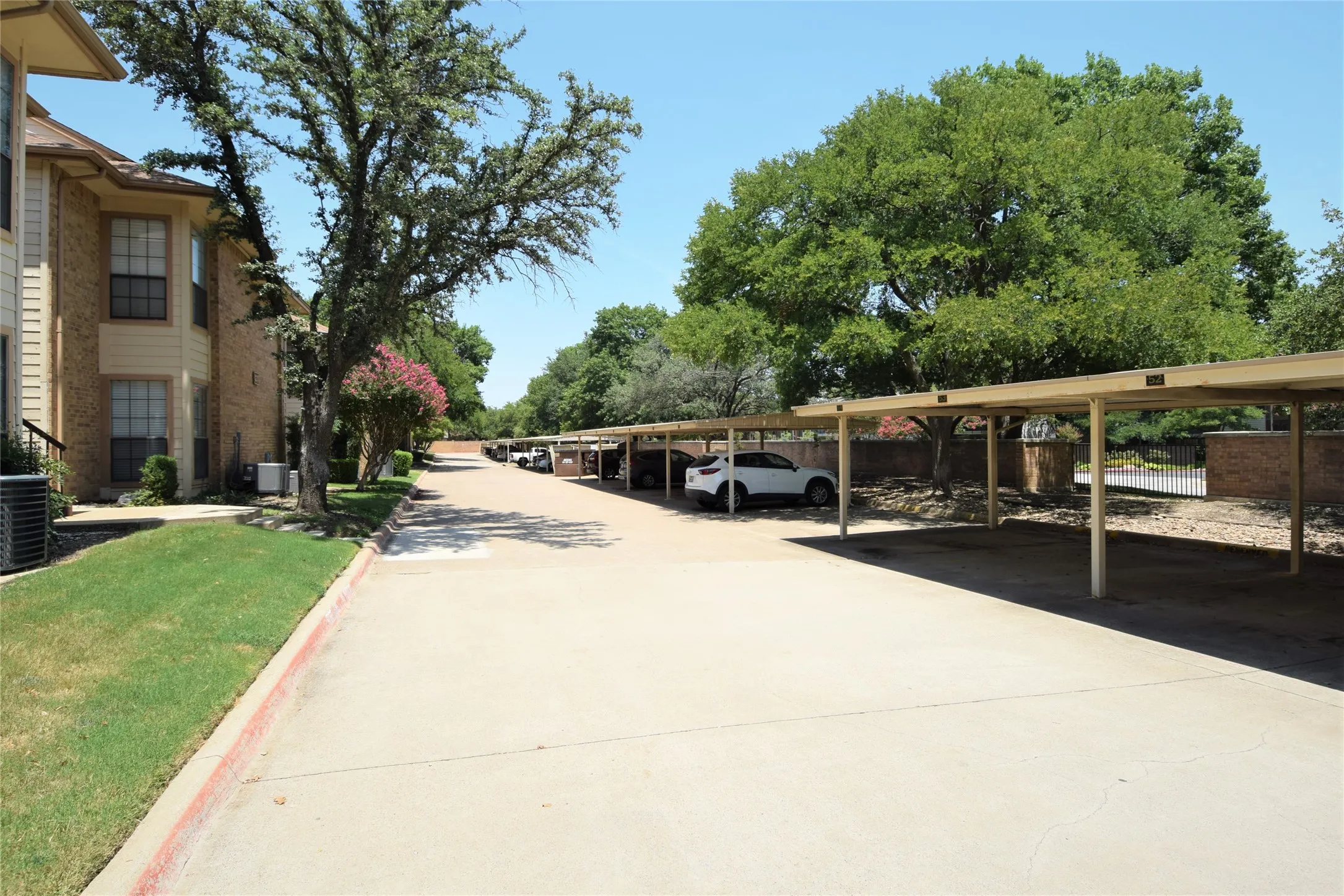 Condominium For Sale in Dallas County , 16301 ledgemont Lane 176, Addison, Texas 75001, 2 Bedroom, 2 Bathroom, Garage spaces, 1,046 Sqft, built in 1982, mls#21375068, Real Estate Agent in Addison, Homes For Sale in Dallas county, Homes For Sale in Addison, Realtor in Addison Texas, Real Estate Brokerage Independent Realty Texas, Luminita Cordes Realtor