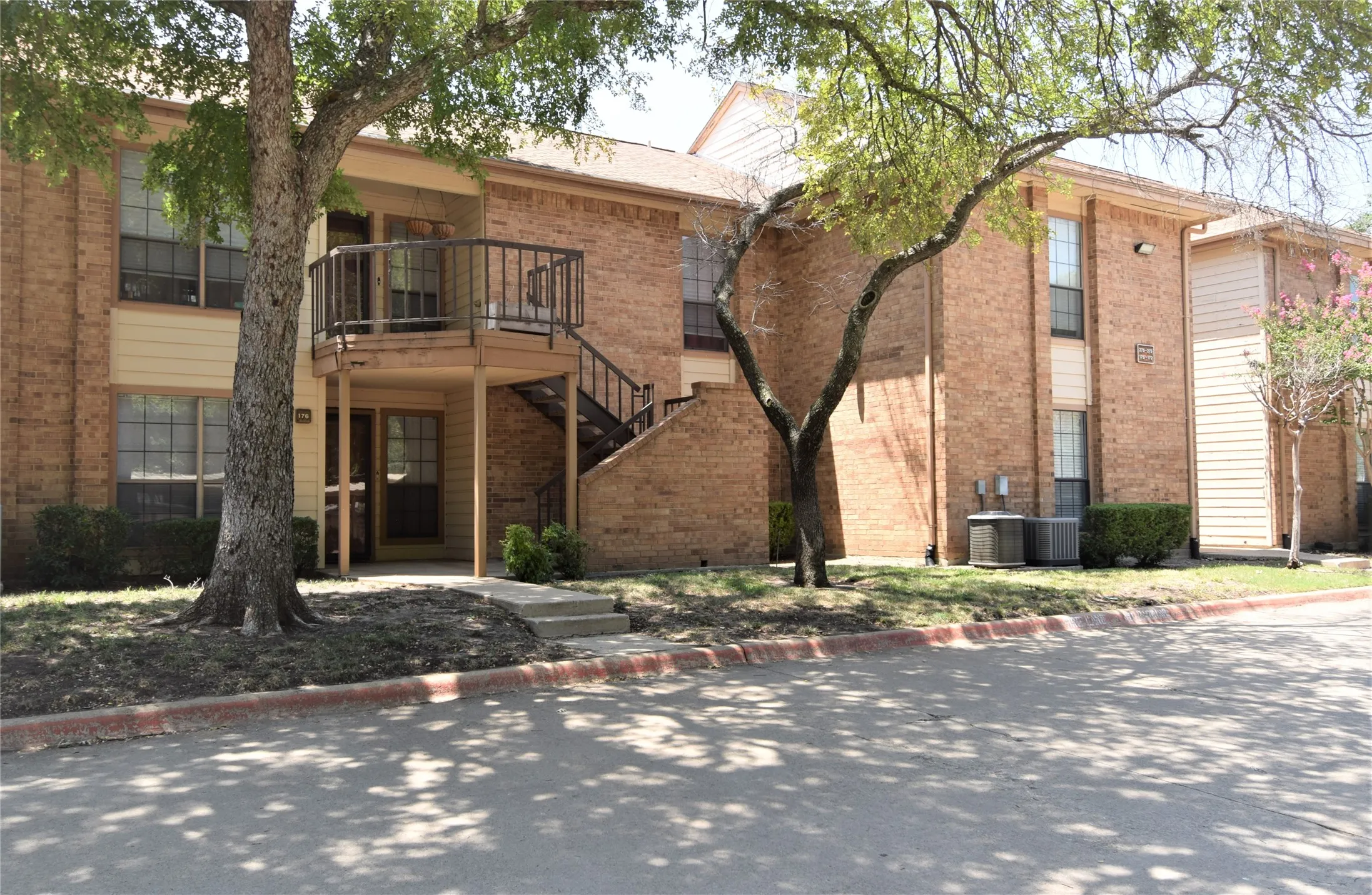 Condominium For Sale in Dallas County , 16301 ledgemont Lane 176, Addison, Texas 75001, 2 Bedroom, 2 Bathroom, Garage spaces, 1,046 Sqft, built in 1982, mls#21375068, Real Estate Agent in Addison, Homes For Sale in Dallas county, Homes For Sale in Addison, Realtor in Addison Texas, Real Estate Brokerage Independent Realty Texas, Luminita Cordes Realtor