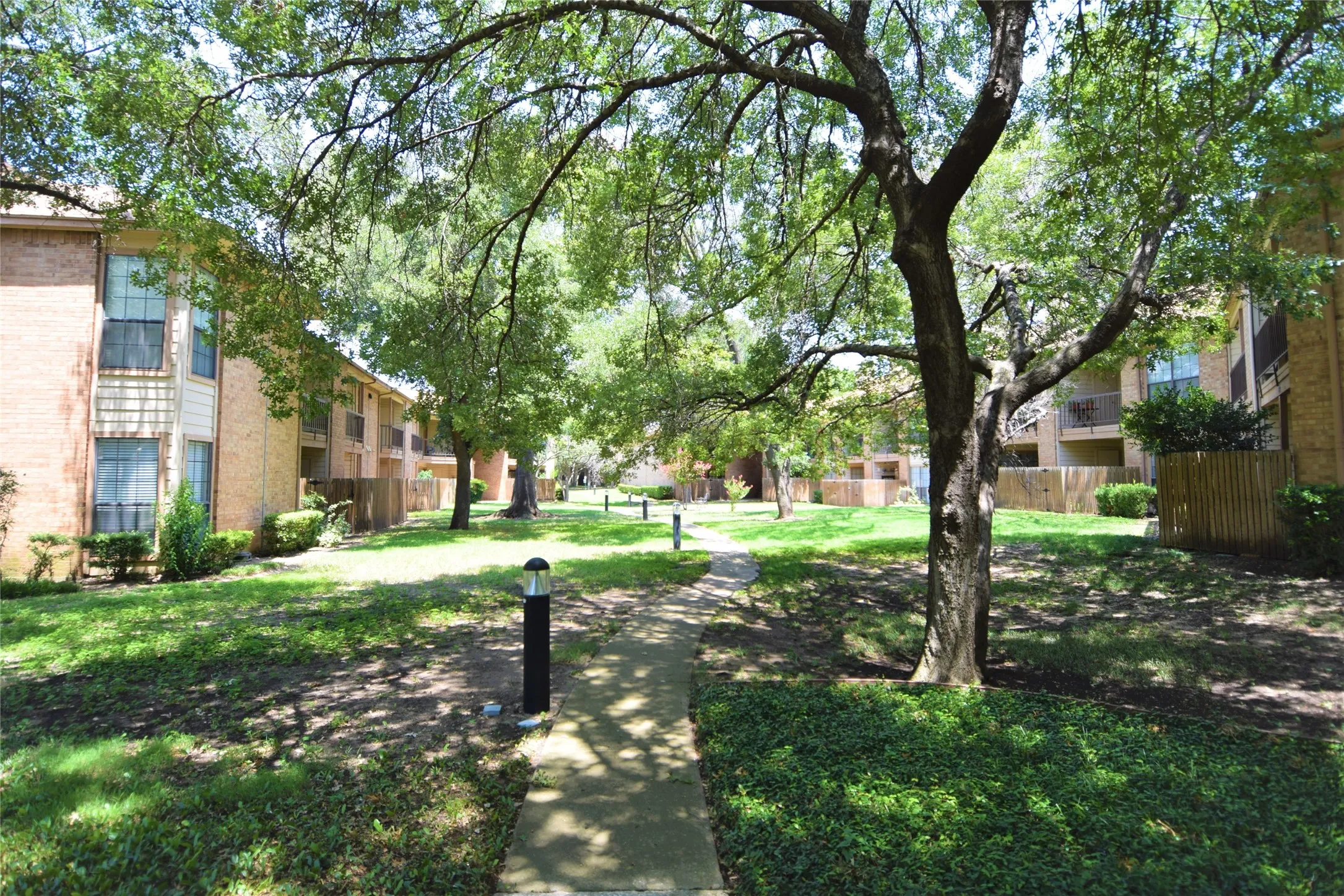 Condominium For Sale in Dallas County , 16301 ledgemont Lane 176, Addison, Texas 75001, 2 Bedroom, 2 Bathroom, Garage spaces, 1,046 Sqft, built in 1982, mls#21375068, Real Estate Agent in Addison, Homes For Sale in Dallas county, Homes For Sale in Addison, Realtor in Addison Texas, Real Estate Brokerage Independent Realty Texas, Luminita Cordes Realtor