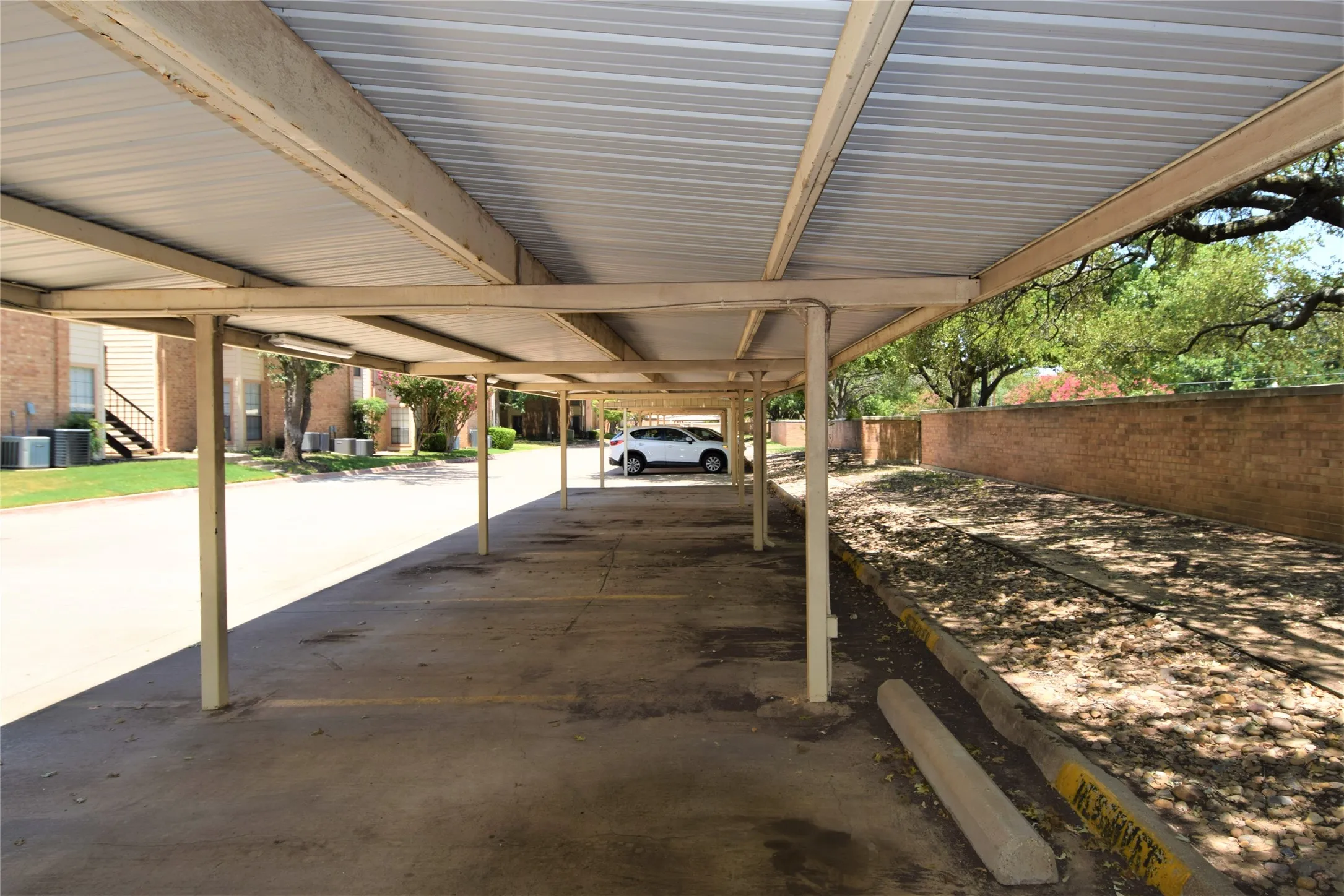 Condominium For Sale in Dallas County , 16301 ledgemont Lane 176, Addison, Texas 75001, 2 Bedroom, 2 Bathroom, Garage spaces, 1,046 Sqft, built in 1982, mls#21375068, Real Estate Agent in Addison, Homes For Sale in Dallas county, Homes For Sale in Addison, Realtor in Addison Texas, Real Estate Brokerage Independent Realty Texas, Luminita Cordes Realtor
