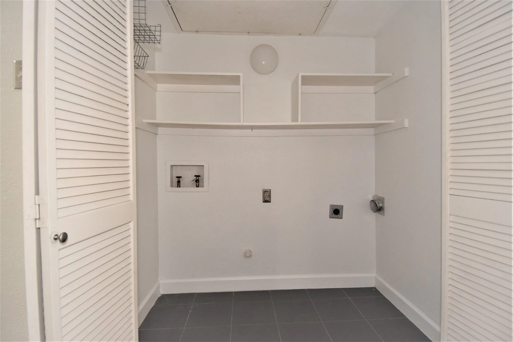 Condominium For Sale in Dallas County , 16301 ledgemont Lane 176, Addison, Texas 75001, 2 Bedroom, 2 Bathroom, Garage spaces, 1,046 Sqft, built in 1982, mls#21375068, Real Estate Agent in Addison, Homes For Sale in Dallas county, Homes For Sale in Addison, Realtor in Addison Texas, Real Estate Brokerage Independent Realty Texas, Luminita Cordes Realtor