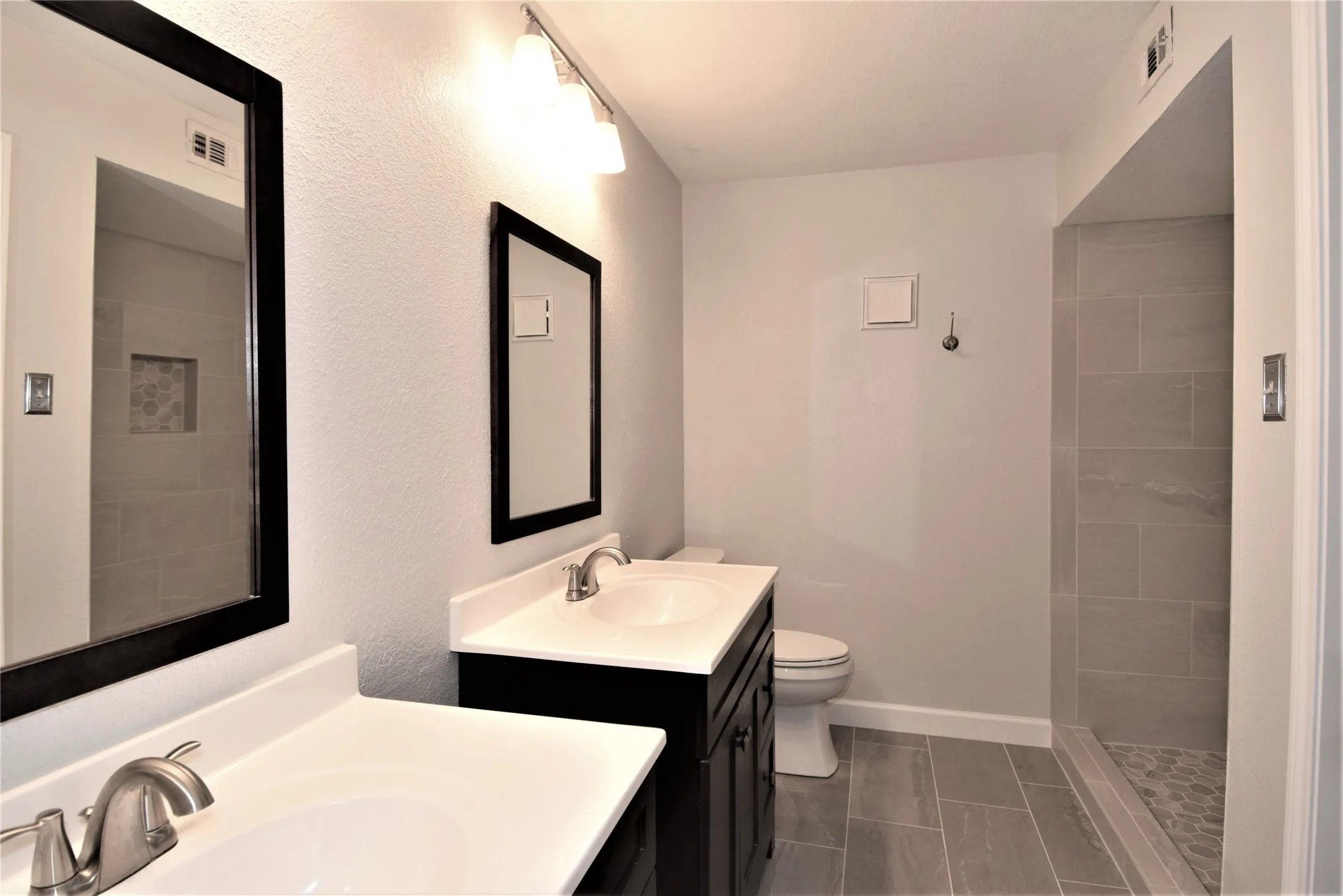Condominium For Sale in Dallas County , 16301 ledgemont Lane 176, Addison, Texas 75001, 2 Bedroom, 2 Bathroom, Garage spaces, 1,046 Sqft, built in 1982, mls#21375068, Real Estate Agent in Addison, Homes For Sale in Dallas county, Homes For Sale in Addison, Realtor in Addison Texas, Real Estate Brokerage Independent Realty Texas, Luminita Cordes Realtor