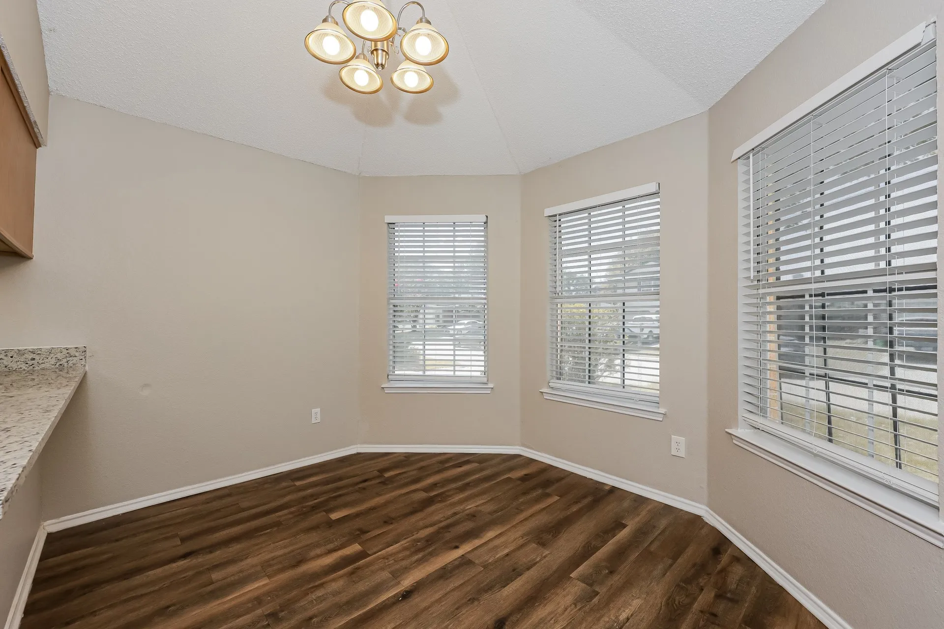Single Family Residence For Rent in Tarrant County , 609 Hollyberry Drive, Mansfield, Texas 76063, 3 Bedroom, 3 Bathroom, 2 Garage spaces, 1,828 Sqft, built in 1998, mls#21386398, Real Estate Agent in Mansfield, Homes For Rent in Tarrant county, Homes For Rent in Mansfield, Realtor in Mansfield Texas, Real Estate Brokerage Independent Realty Texas, Luminita Cordes Realtor
